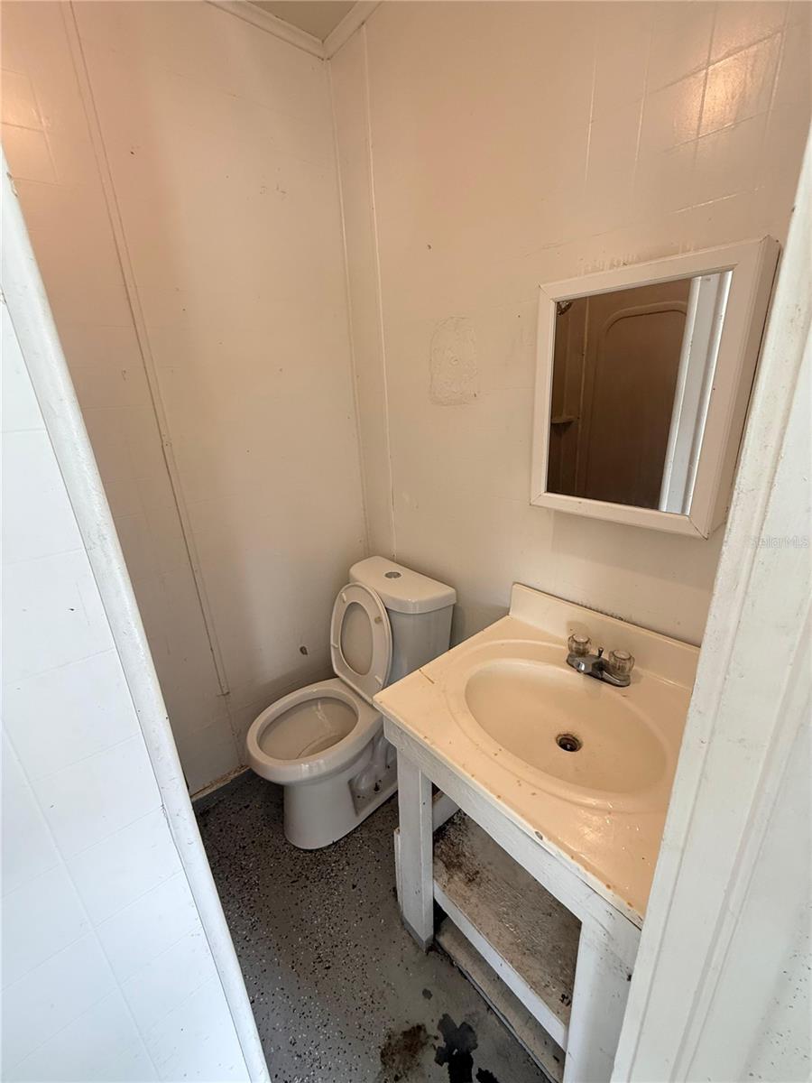 COUNTRY CLUB ESTATES - Residential Lease