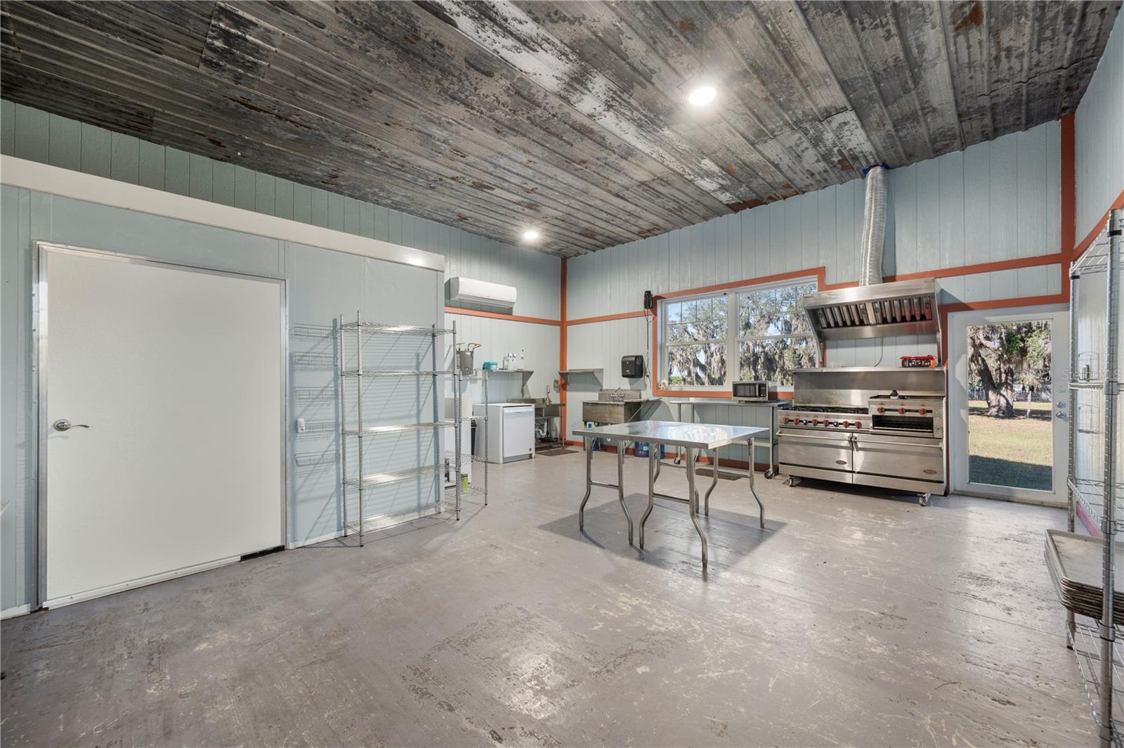 ACREAGE - Commercial Sale