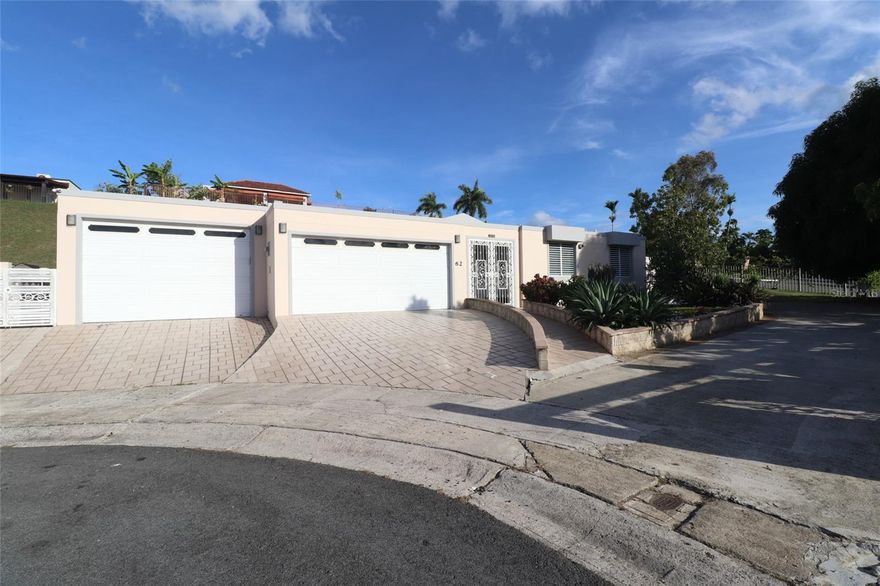 Beautiful property at the end of a cul-de-sac, consisting of 3 bedrooms, 2 full bathrooms and 2 half bathrooms, a spacious living room, 2 kitchens, dining room, 5 double carports, laundry, storage room, and a terrace!

Includes a diesel power generator, 2 water cisterns, and more! It sits on 1,446 square meters of land and has 4,191 sq ft. Amenities include controlled access, a basketball court, gazebo, and tennis court!

HOA: $190!