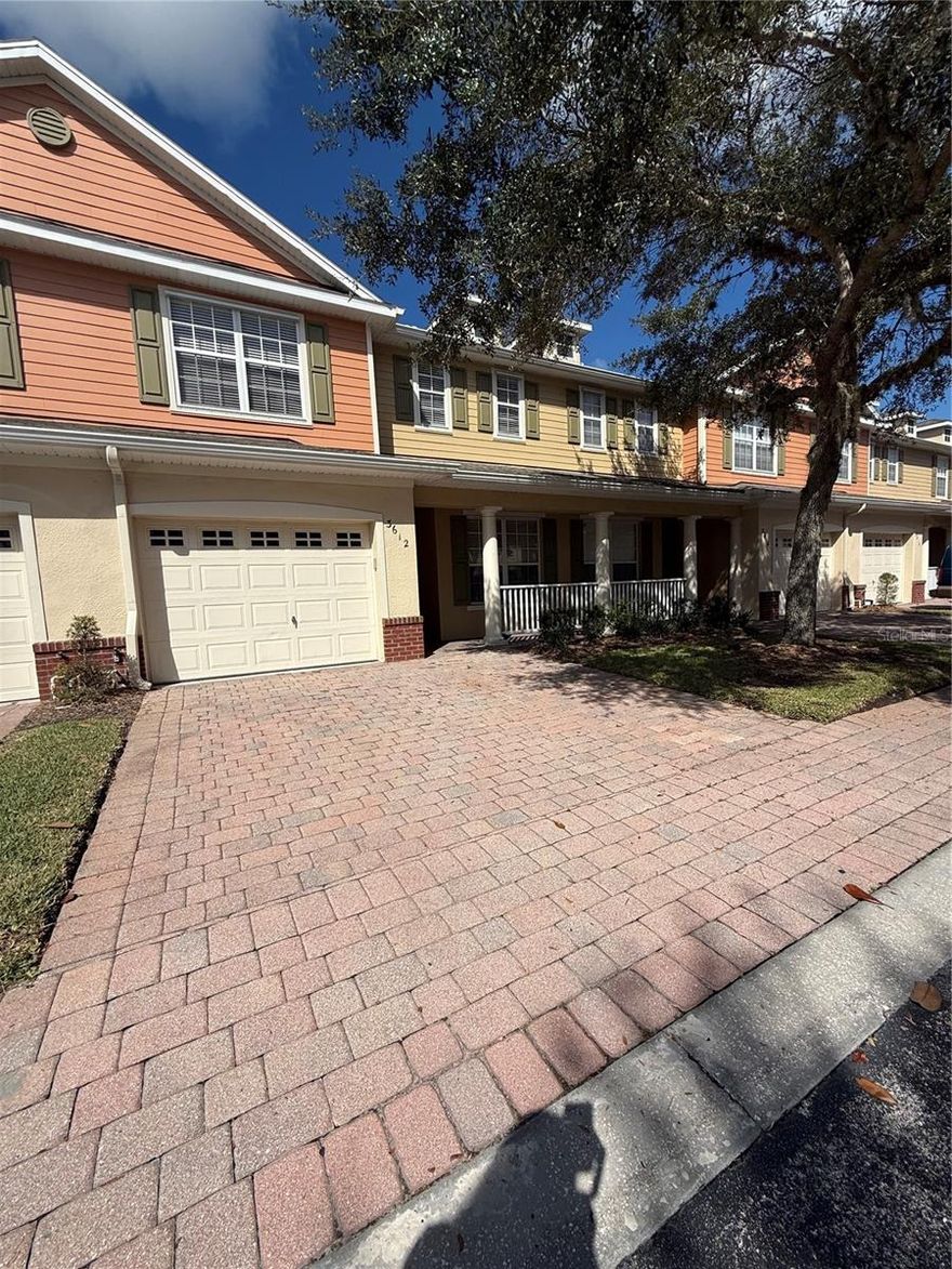 Townhouse with 3 bedrooms + 1 extra room on the first floor that can be used as an office or guest room. Open living area, laundry included, and storage under the stairs. Garage with electric car charging connection. Community offers swimming pool. Conveniently located near highways, shopping, dining, and schools.