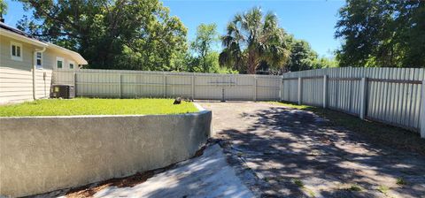 A home in DELAND