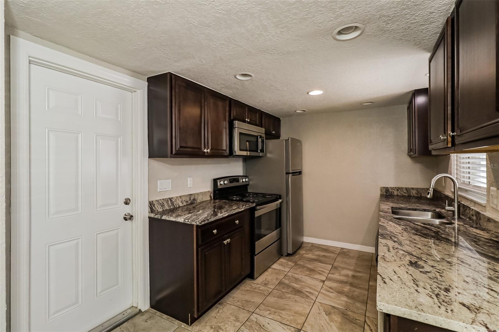 COLONIAL HILLS - Residential