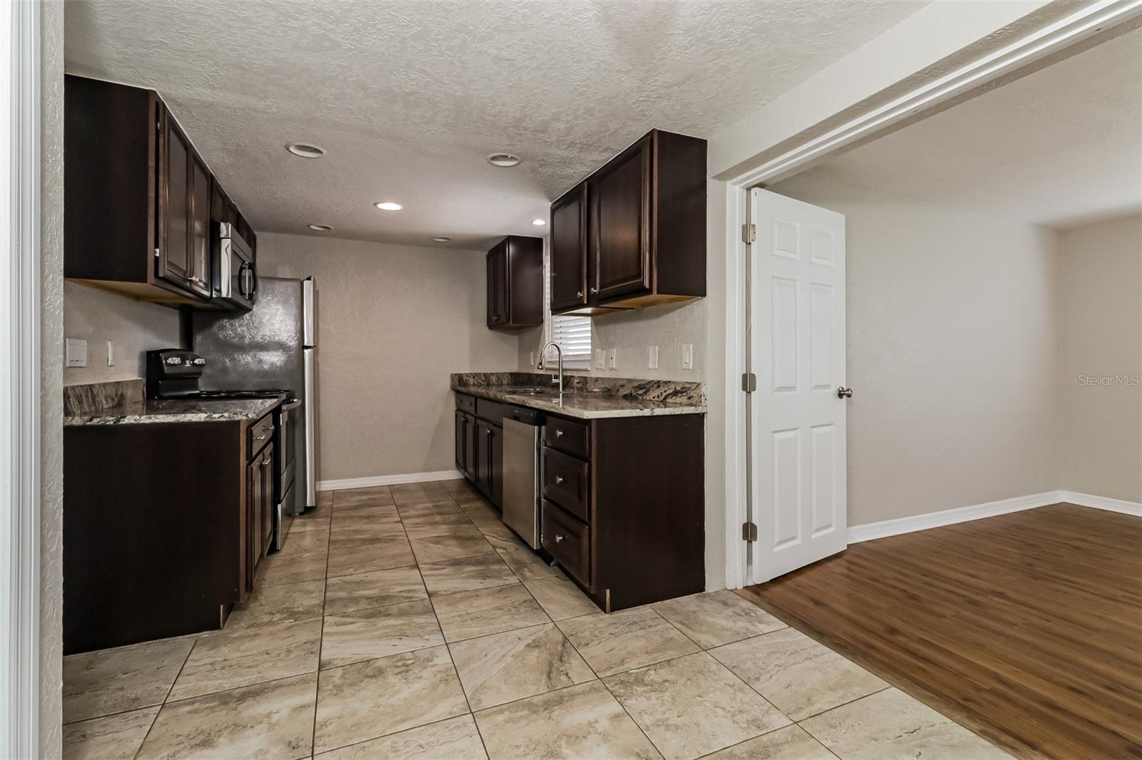 COLONIAL HILLS - Residential