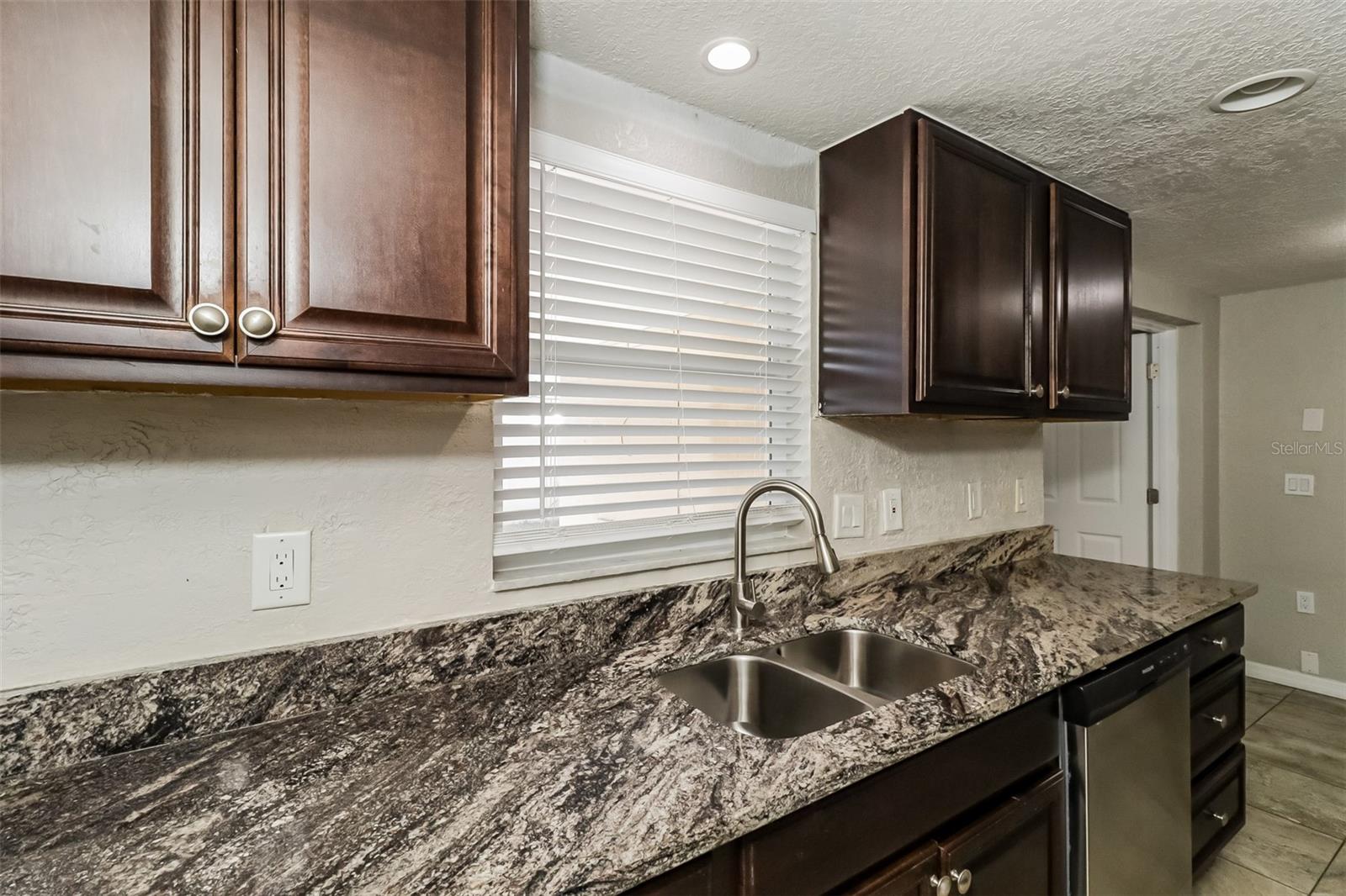 COLONIAL HILLS - Residential