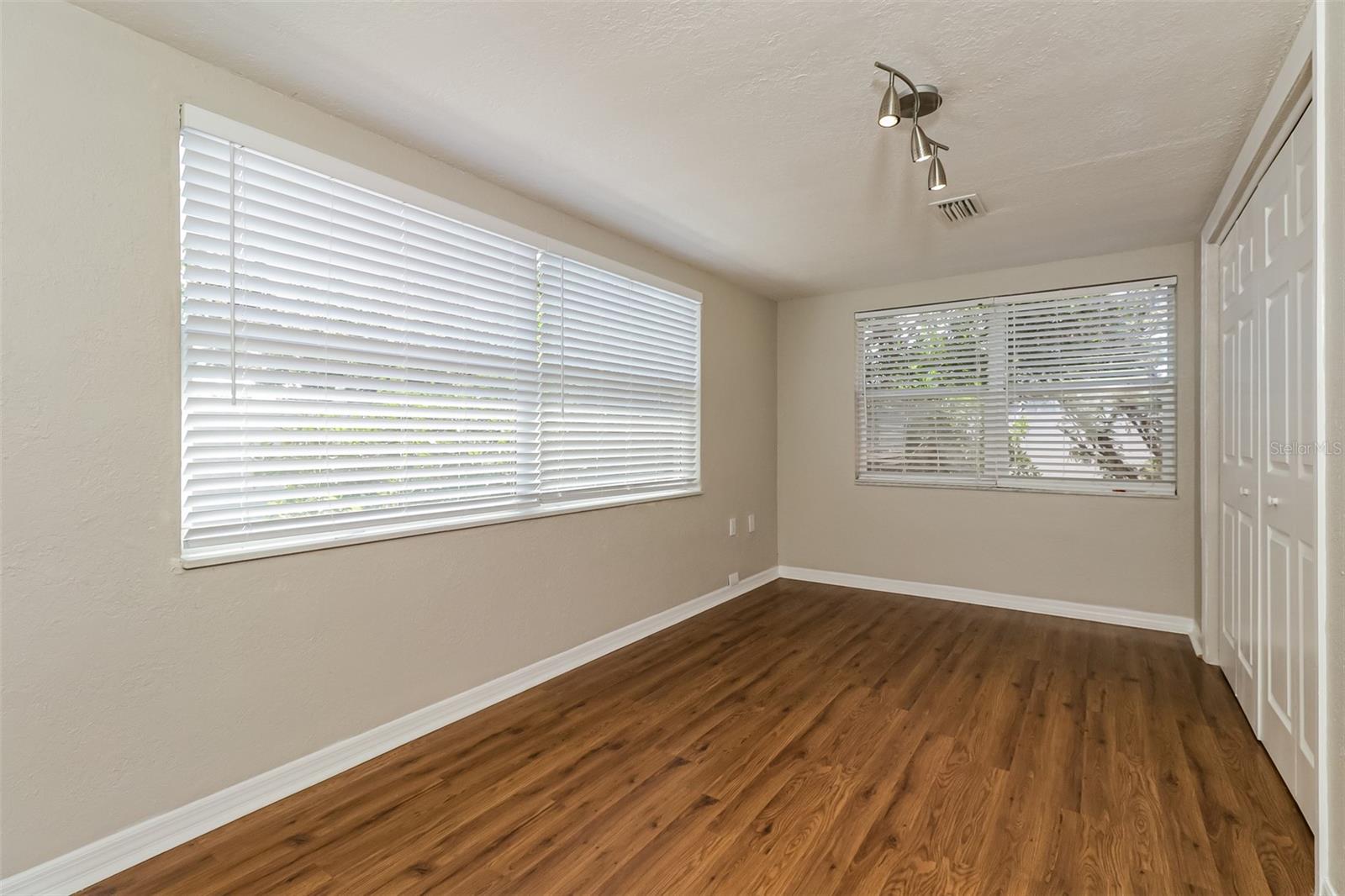 COLONIAL HILLS - Residential