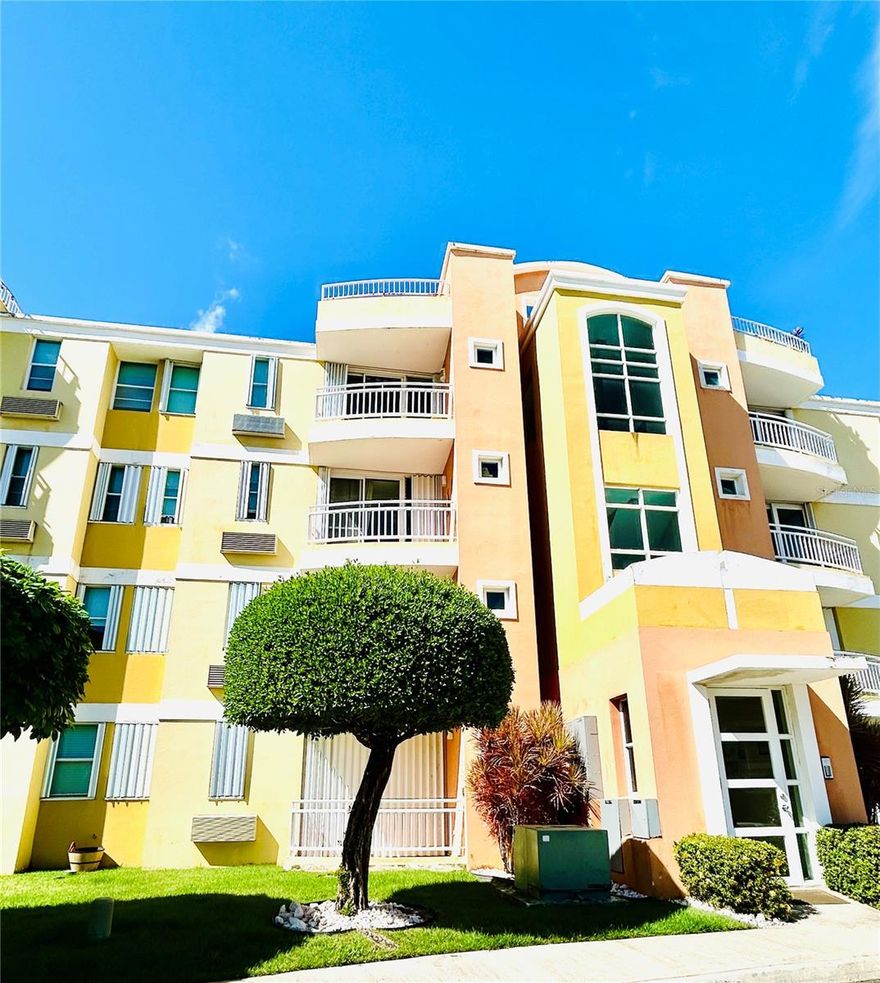 For sale - Fully furnished apartment with beach access. Located in Loiza, Puerto Rico, in the exclusive Villas del Mar Beach Resort complex.
The apartment has 3 bedrooms with A/C, two bathrooms, living and dining room with A/C, a kitchen with granite countertops, a breakfast bar, an equipped laundry room, an additional closet, and two balconies. One front balcony with a panoramic view of the complex and another private one with a view of the trees. It has 2 assigned parking spaces.  Easily accessible location to the International Airport, El Yunque Rain Forest, Puerto Rico's cuisine, and other areas of tourist interest.  The complex offers the enjoyment of two swimming pools, a tennis court, basketball court, gym, gazebos, playground, and the convenience of direct access to the beach. It provides 24-hour security, general entry control, and controlled entry doors in the building.  Ideal for those who enjoy a lifestyle near the sea with the benefits that a resort life offers.