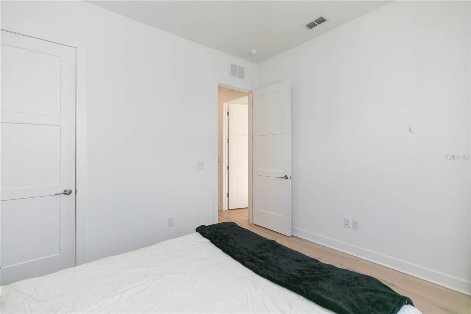 SHORE HOUSE TWNHMS UN 5 - Residential