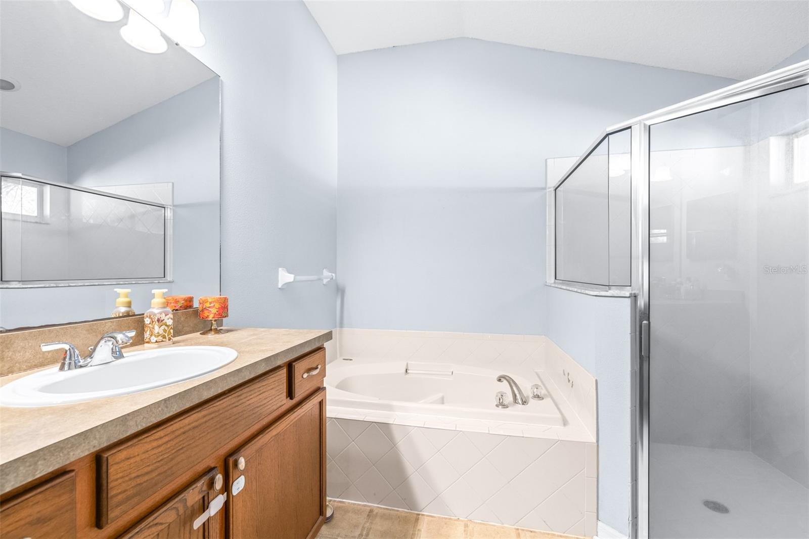 IVY LAKE ESTATE - Residential