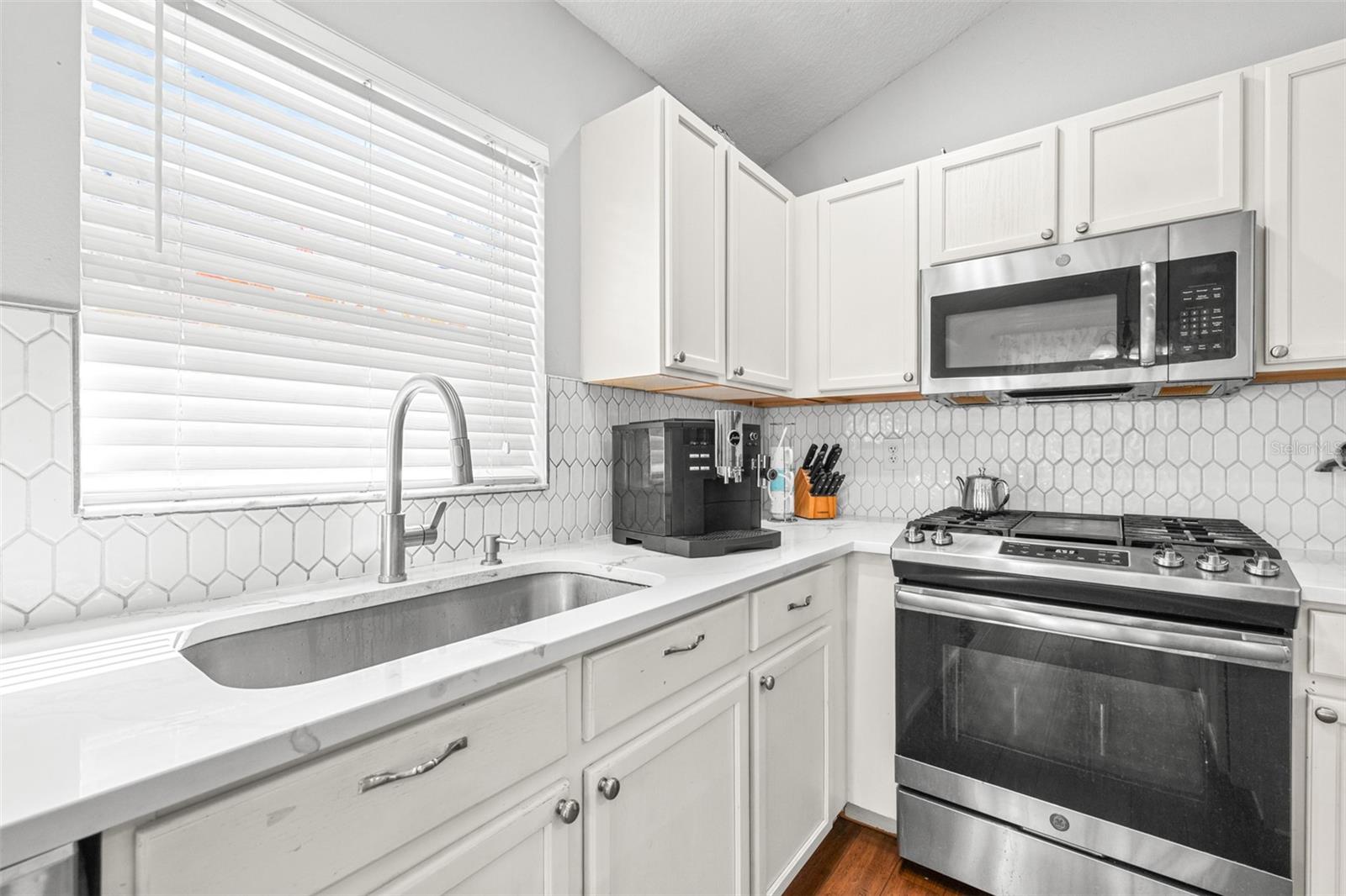 IVY LAKE ESTATE - Residential