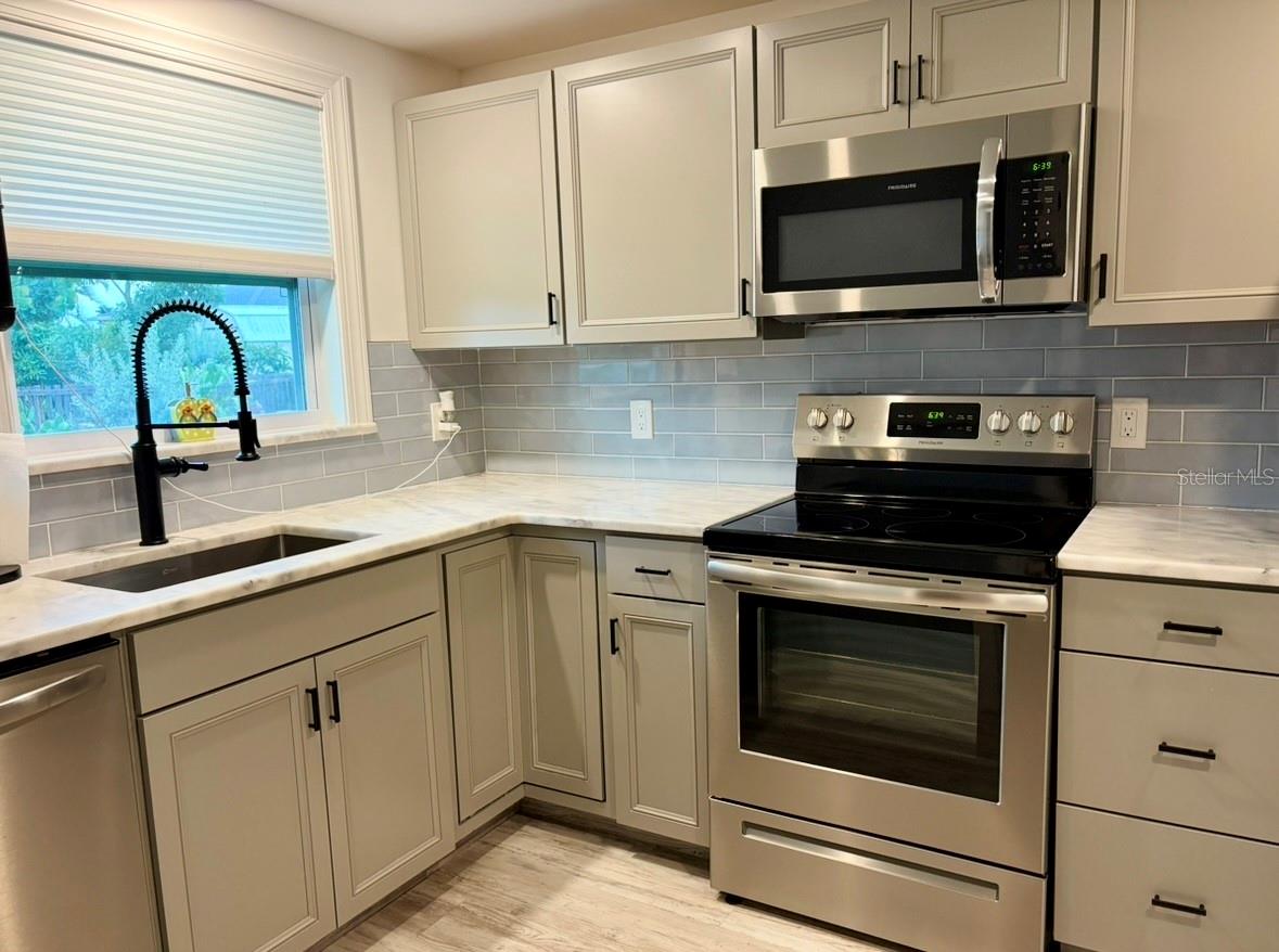 MEL O DE LANE - Residential Lease