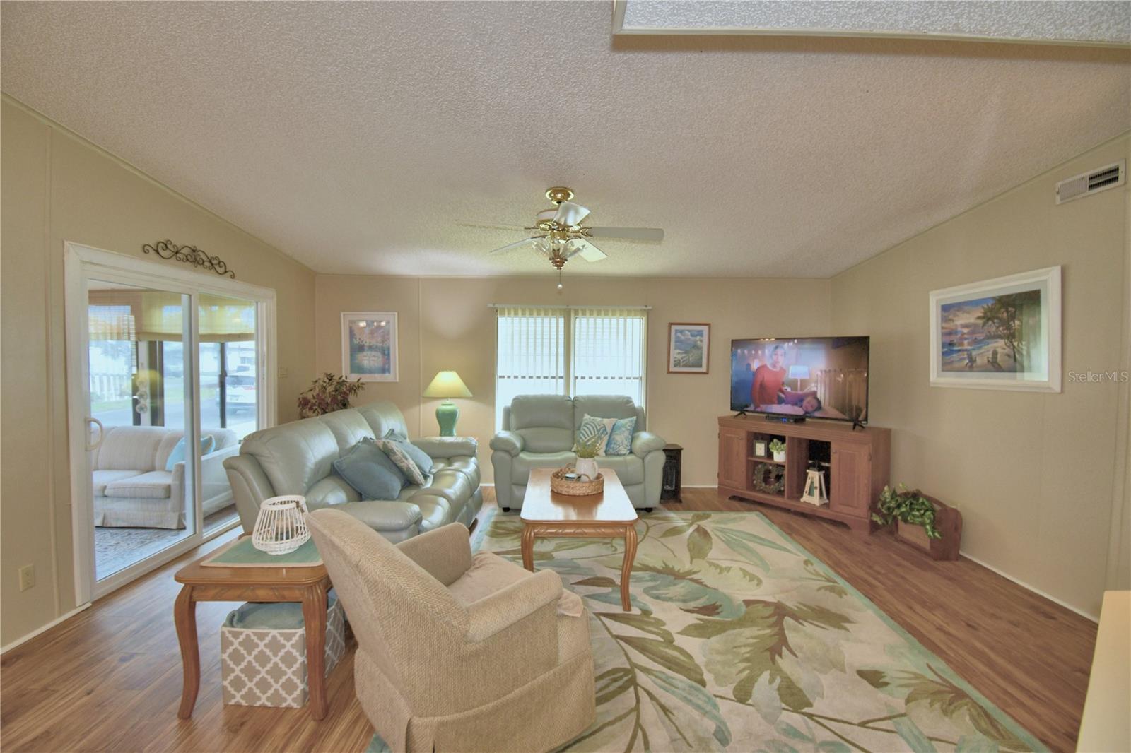 COLONNADES PH 1 - Residential