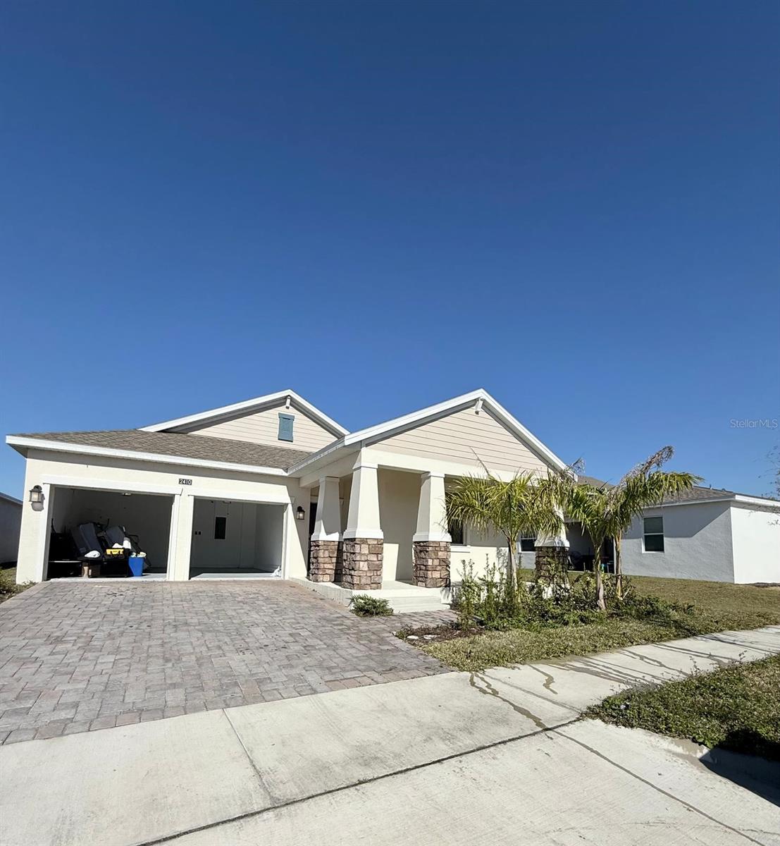 Beautiful single-family home built in 2023.
• Bedrooms and Bathrooms: 4 bedrooms and 3 full bathrooms
• Interior Space: Approximately 2,139 sq. ft.
• Garage: Attached, with space for 2 cars
• Interior: Open-concept design, modern kitchen with stainless steel appliances, washer and dryer included, tile flooring and carpet in bedrooms, ceiling fans, and great lighting
Community Amenities
• Clubhouse: Perfect for social gatherings
• Fitness Center: Fully equipped for your daily workouts
• Resort-style Pool: With lounging areas to relax under the sun
• Tennis Court: Ideal for those who enjoy racquet sports
• Playground: A safe environment for the small ones.
In addition, the community is strategically located:
• 3 minutes from Publix
• 5 minutes from shopping centers in St. Cloud
• 7 minutes from hospitals in Kissimmee/St. Cloud
• 25 minutes from Disney World
