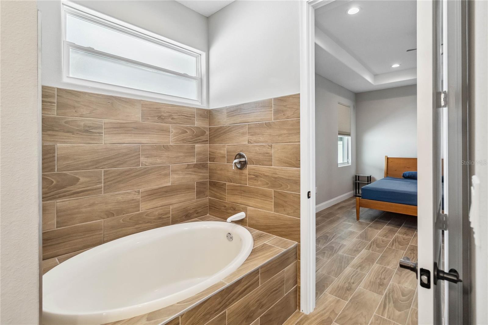 LANDING BAY - Residential Lease