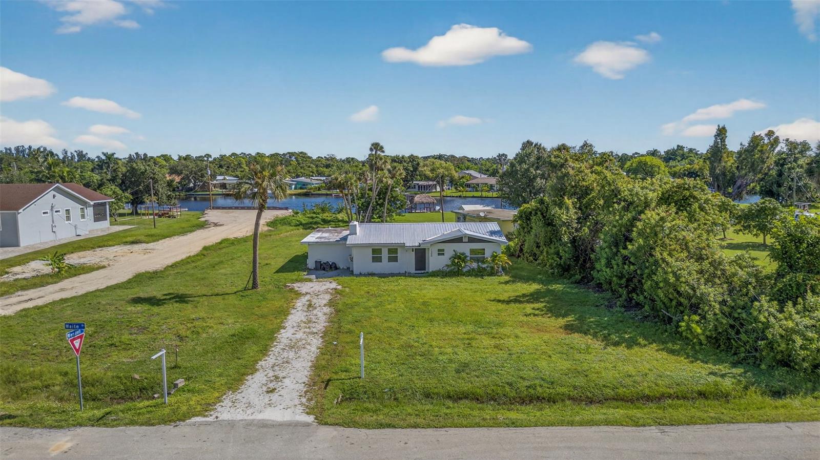 BELLE AIRE LAGOON - Residential
