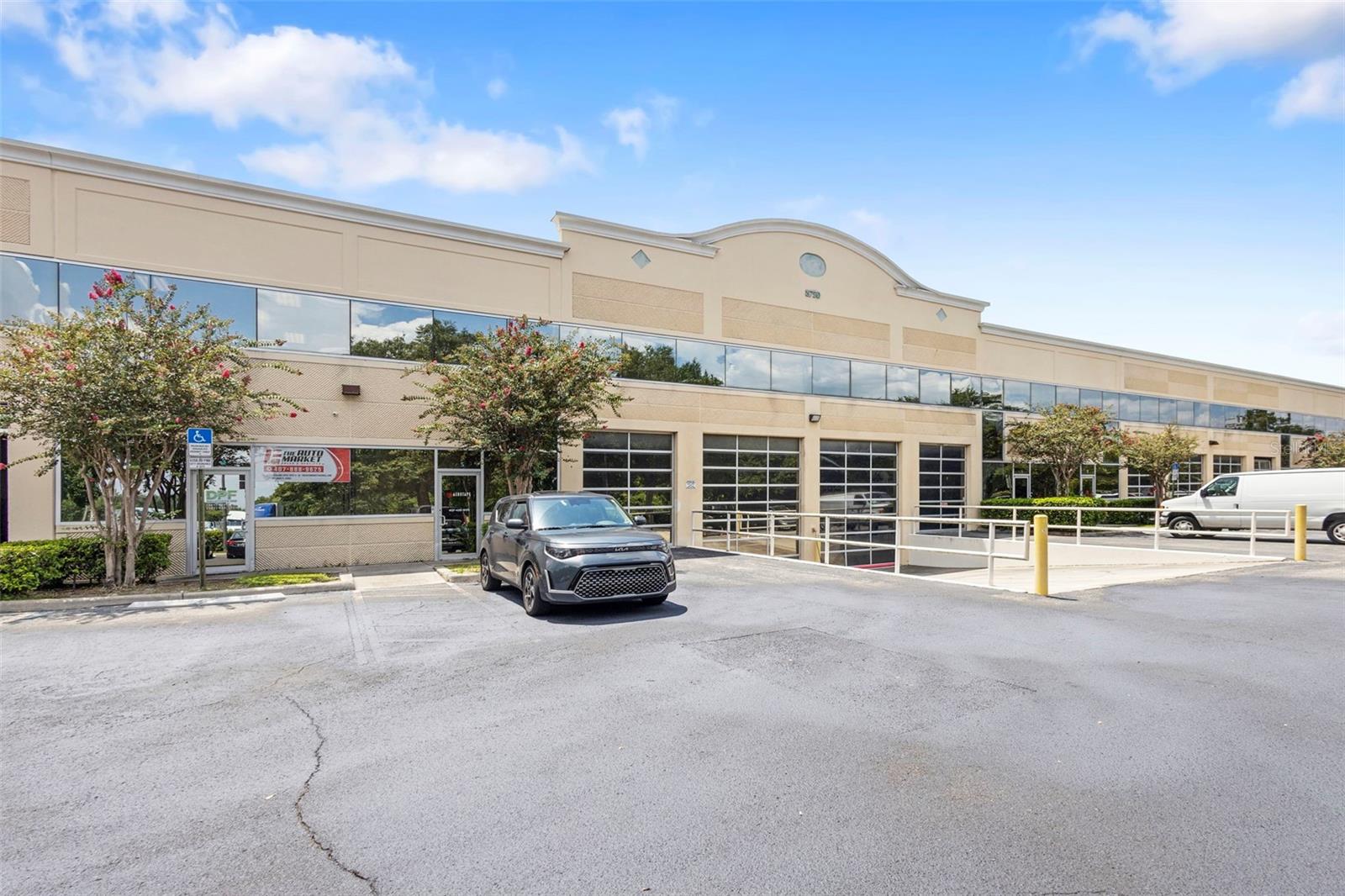 IPANEMA 03 SERVICE CENTER - Commercial Sale