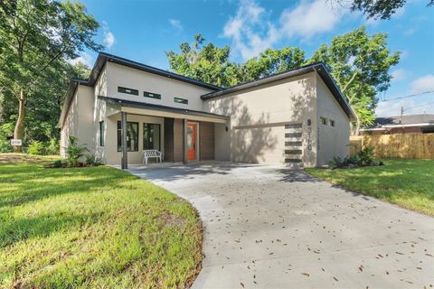 A home in WINTER HAVEN