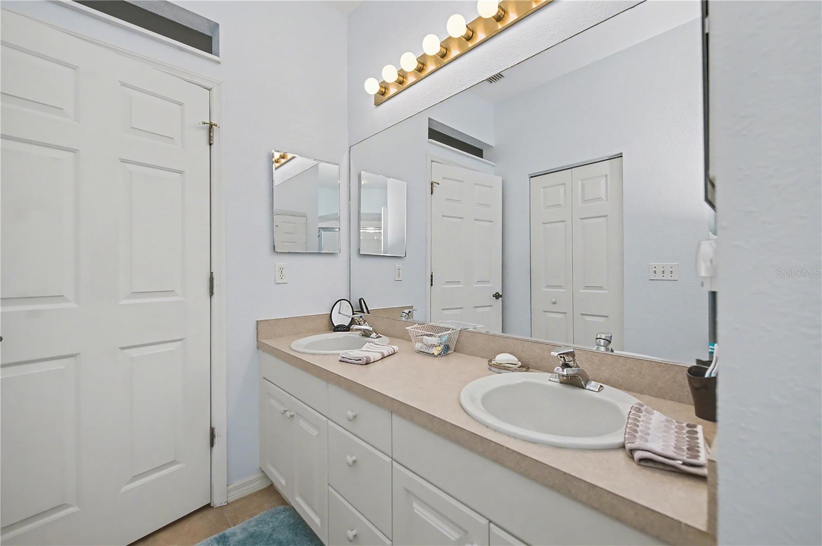 HERITAGE OAK PARK- WATERS EDGE VILLAS - Residential