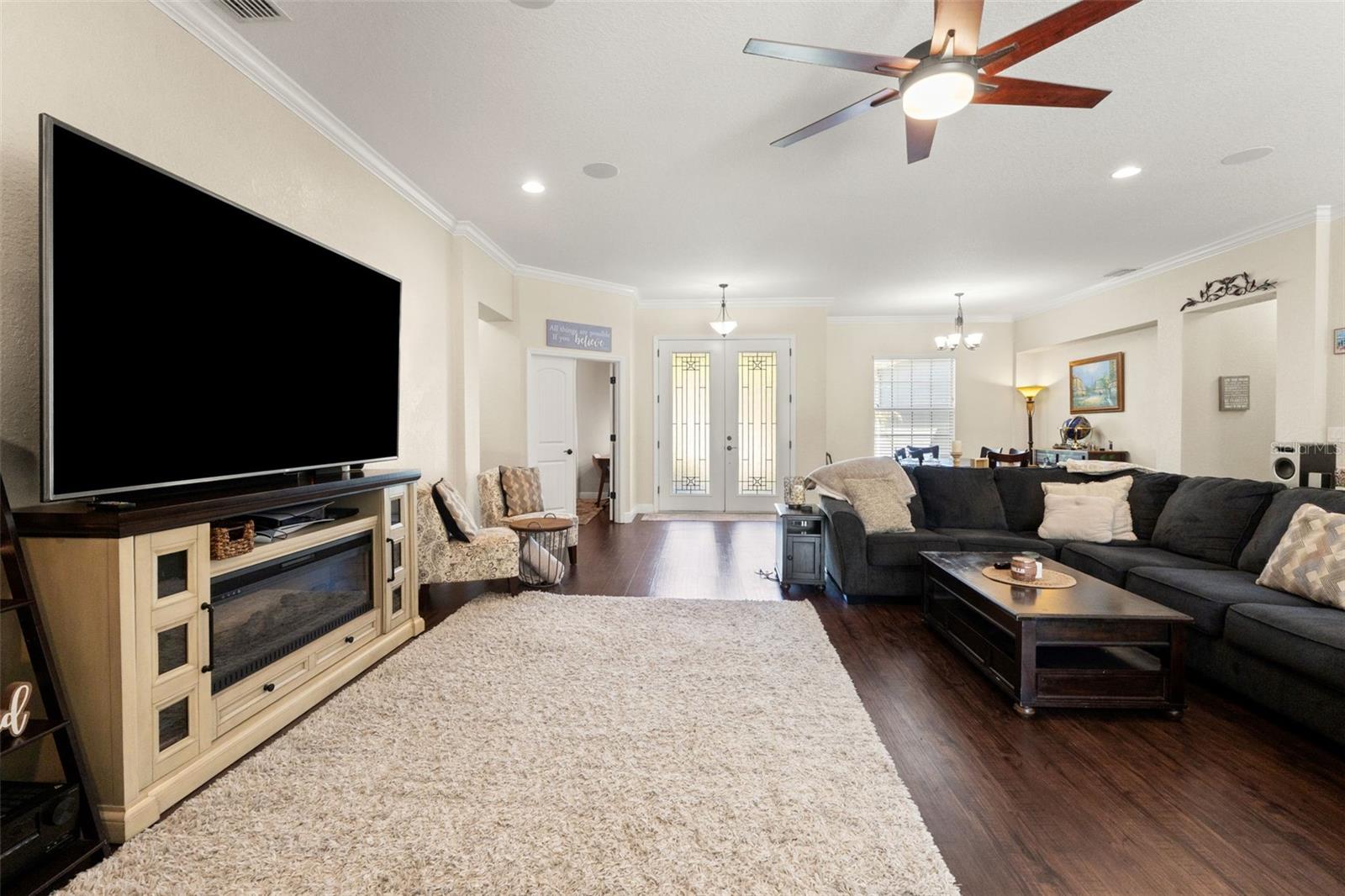 2111 MAXIMILIAN AVENUE