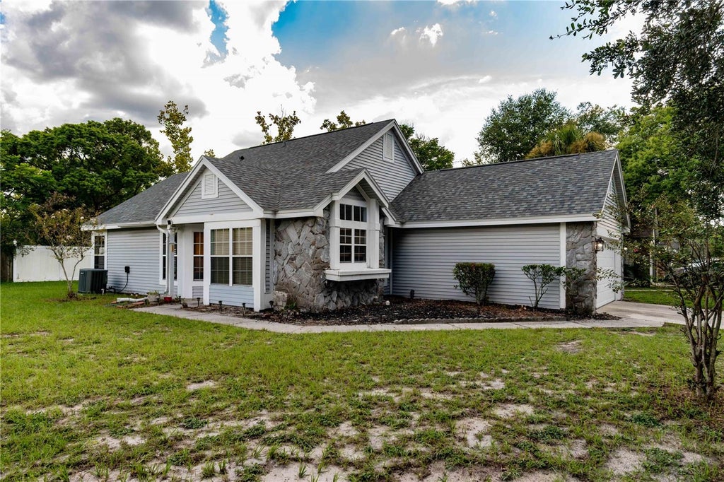 Photo of 9901 Aloma Bend Lane, Oviedo, FL 32765 (MLS # O6426913)