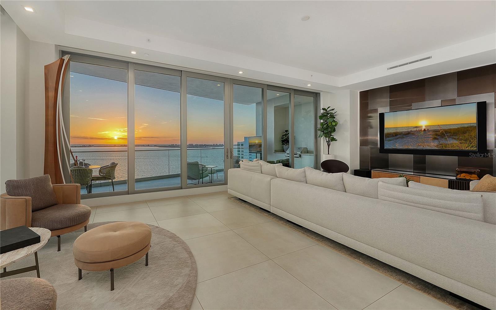 RITZ CARLTON RESIDENCES - Residential