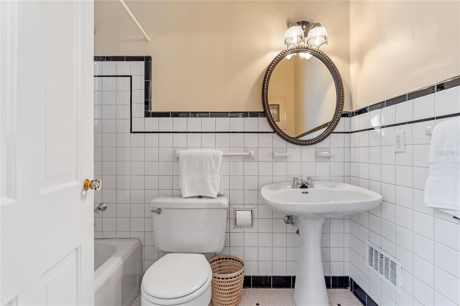 BEVERLY SHORES - Residential