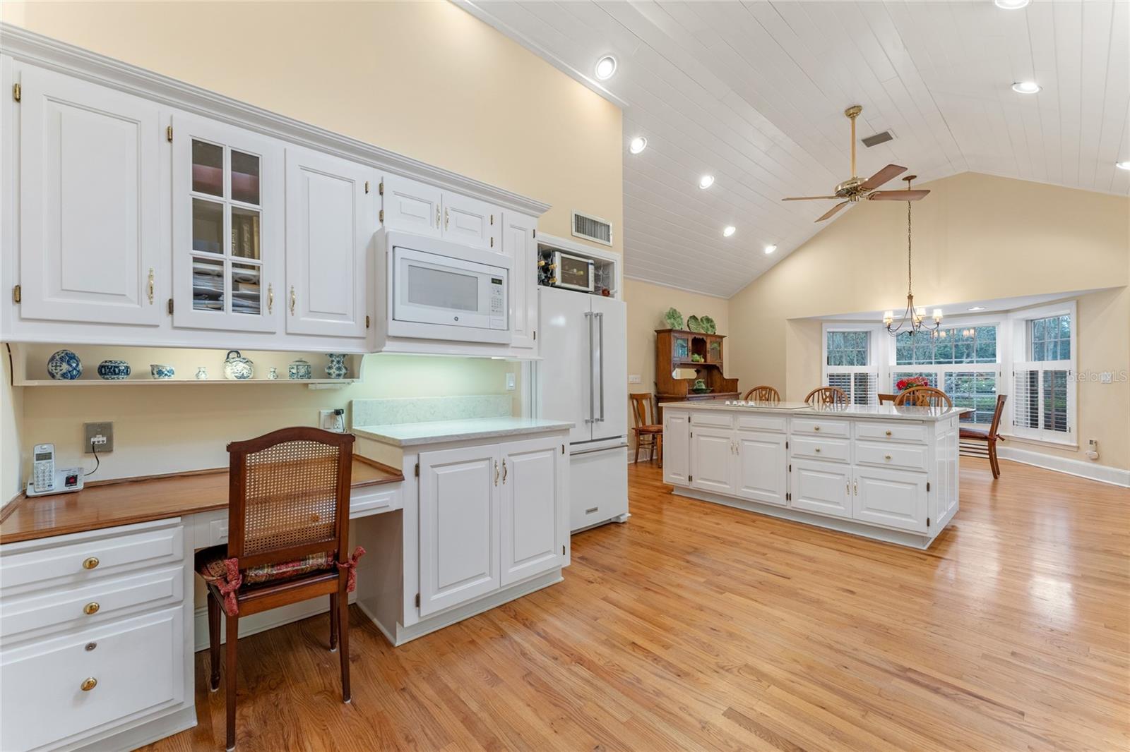 BEVERLY SHORES - Residential