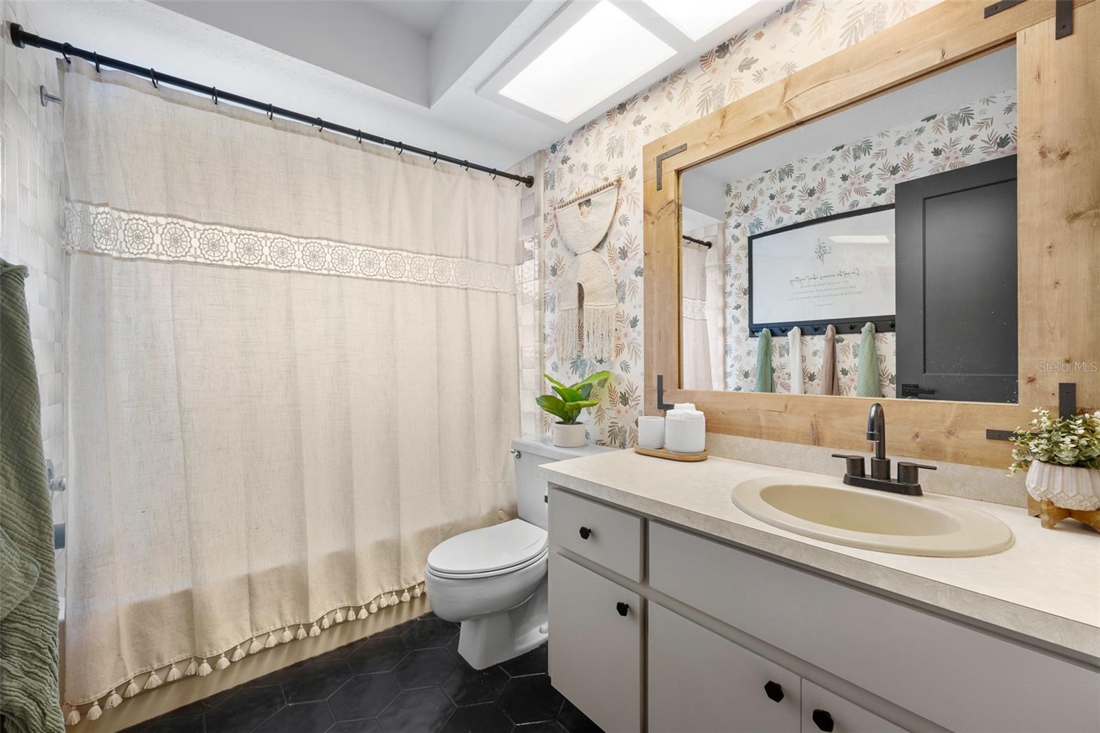 LAKE VALENCIA - - Residential