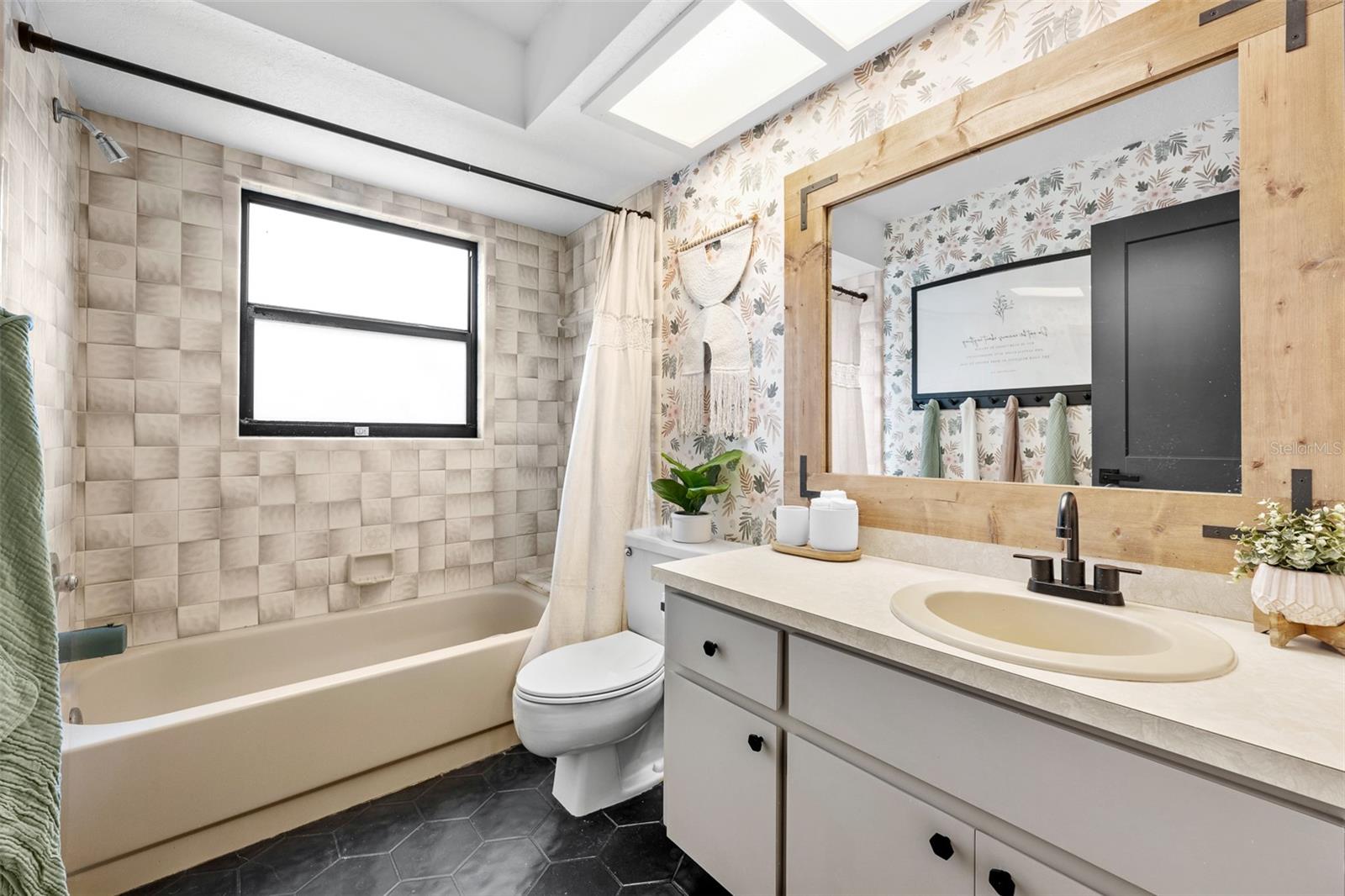 LAKE VALENCIA - - Residential