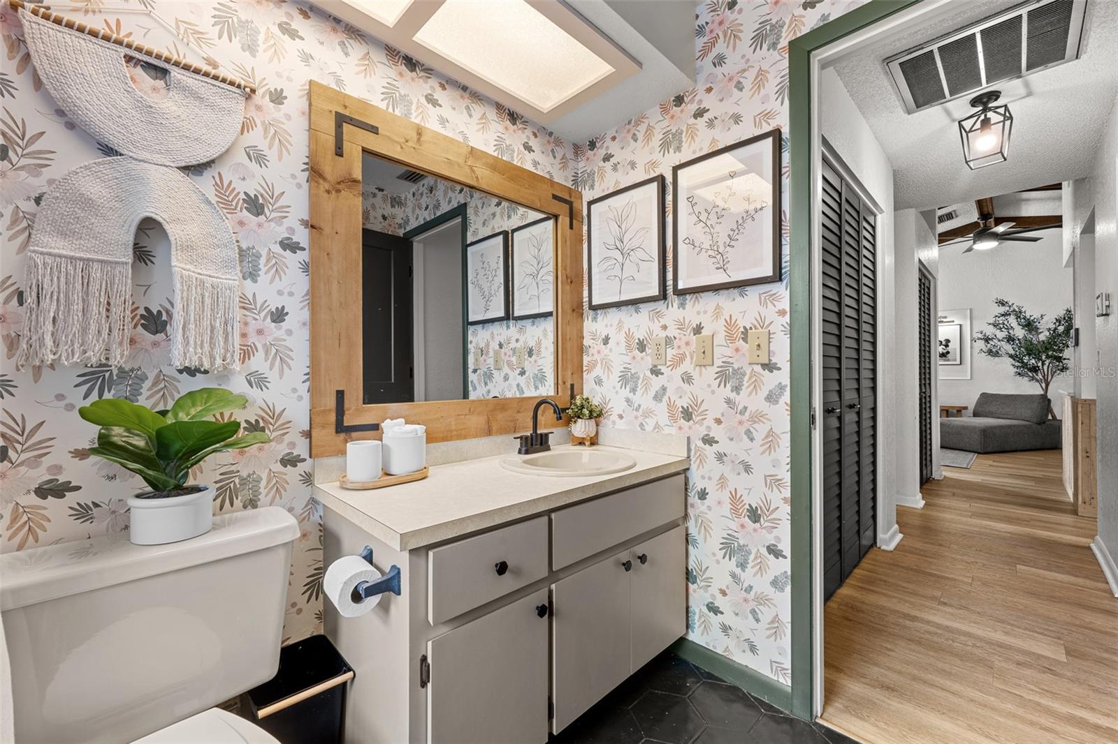 LAKE VALENCIA - - Residential