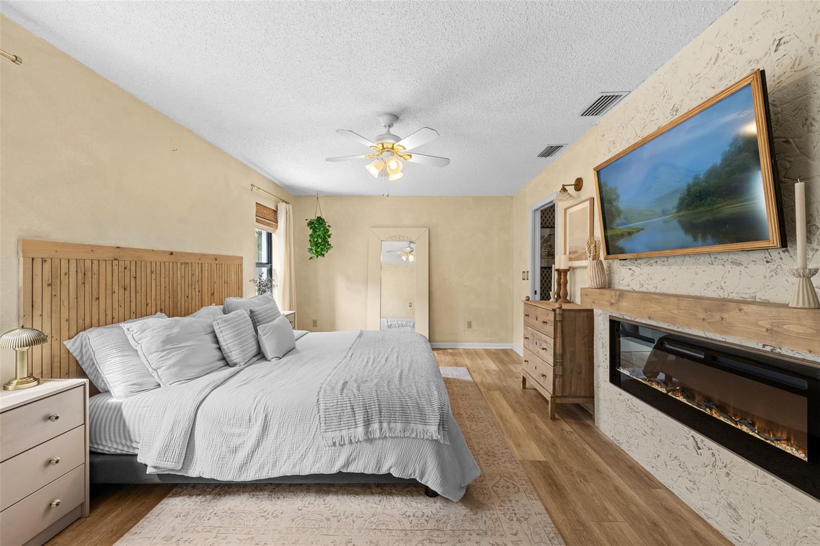 LAKE VALENCIA - - Residential