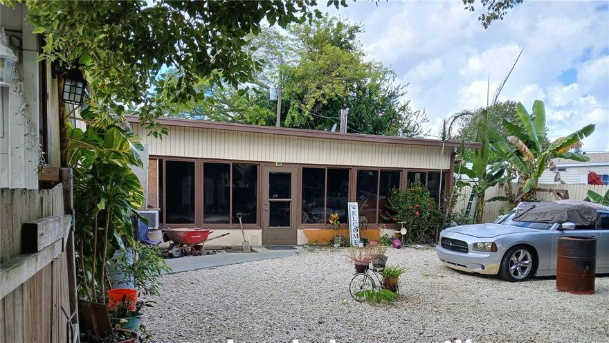 A great starter home, NEEDS TCL, close to everything, NO HOA