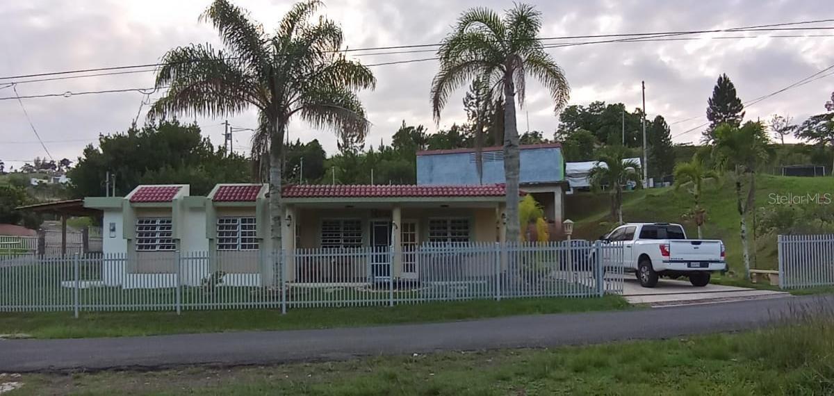 Encantadora propiedad de uso mixto — residencial y comercial — ubicada entre las hermosas montañas de Barranquitas, Puerto Rico.
Cuenta con un negocio establecido, una barra en operación que actualmente genera ingresos. ¡Lista para ocupar de inmediato!
Precio negociable. Una excelente oportunidad de inversión.