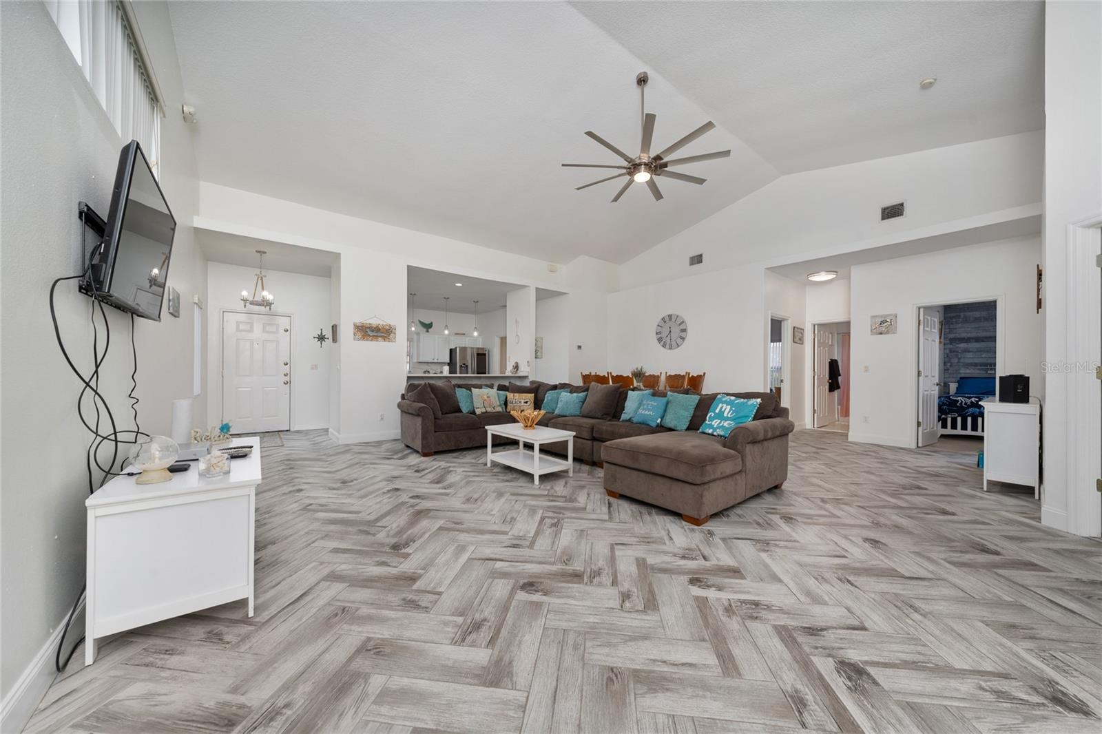 Beautiful rental property located in Kissimmee, featuring a private pool and situated in a quiet, family-friendly neighborhood. Perfect for those seeking comfort and relaxation in a peaceful setting.
