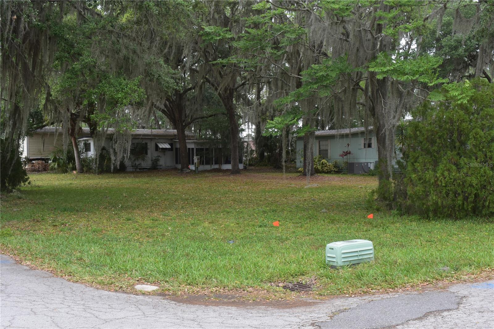 HEARTY HOST LAKE RESORT - Land