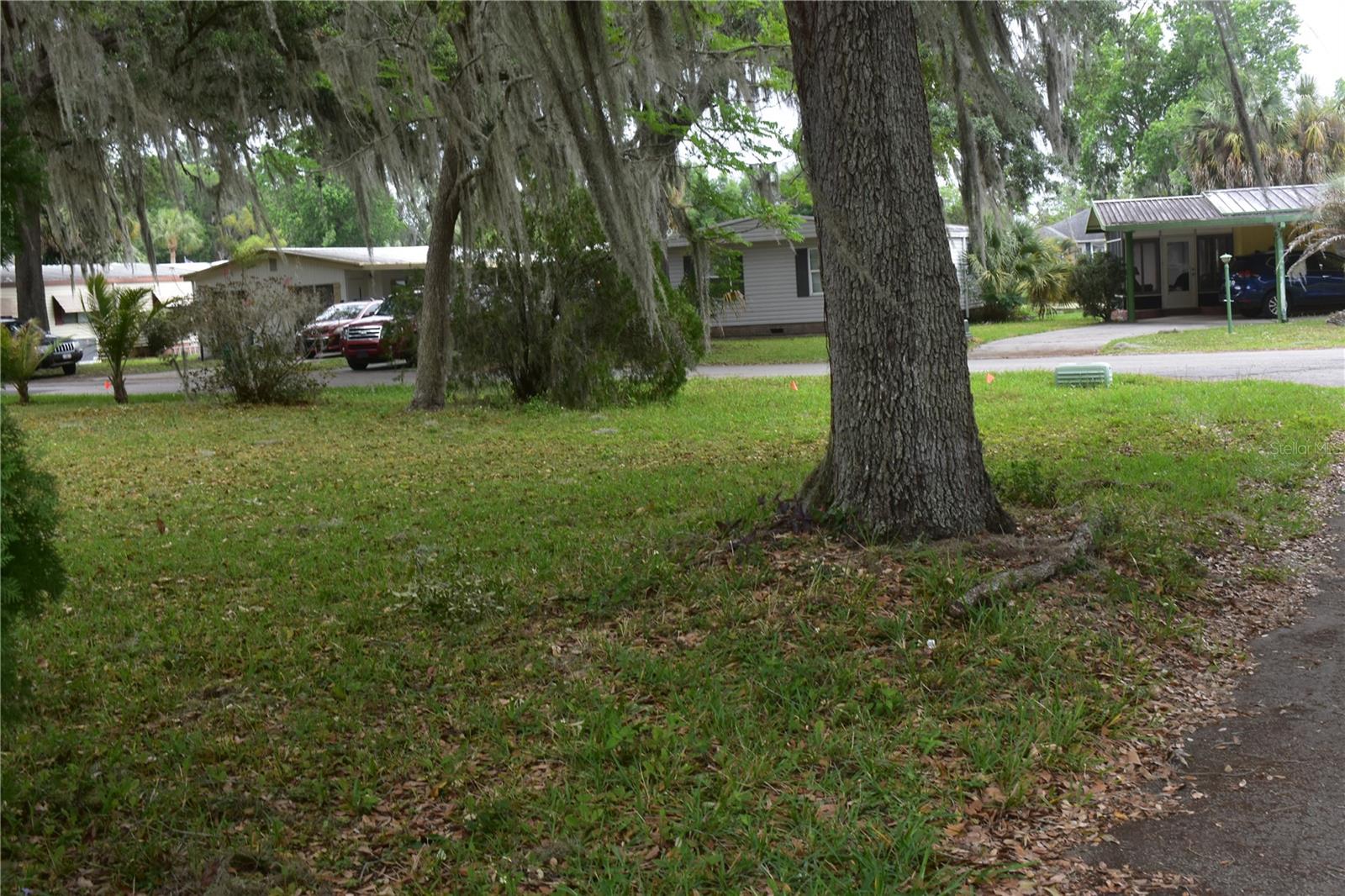 HEARTY HOST LAKE RESORT - Land