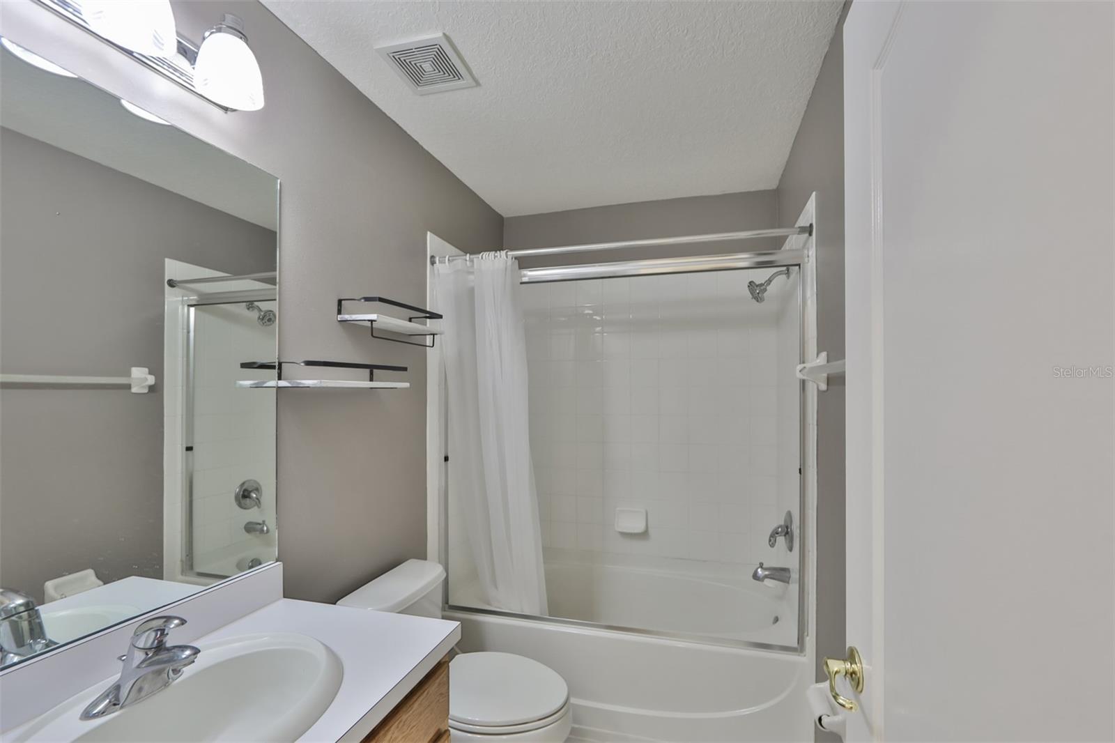 KINGS LAKE TWNHMS - Residential Lease