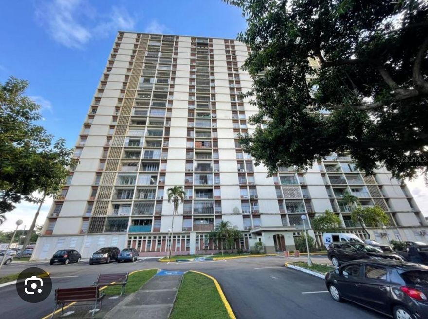 Beautifully remodeled apartment offering 3 bedrooms and 2 bathrooms with a modern design and a spectacular view of the metropolitan area.
Includes a stainless steel cooktop stove and refrigerator. Water service is included in the rent; electricity is not included.

Condominium Amenities:
• Lobby area
• Family swimming pool
• Designated parking

Key Features:
• 3 bedrooms
• 2 bathrooms
• Fully remodeled
• Water included (electricity not included)
• Stainless steel appliances
• City view
• Excellent location: only 3 minutes from The Mall of San Juan and 5 minutes from the airport and the beach