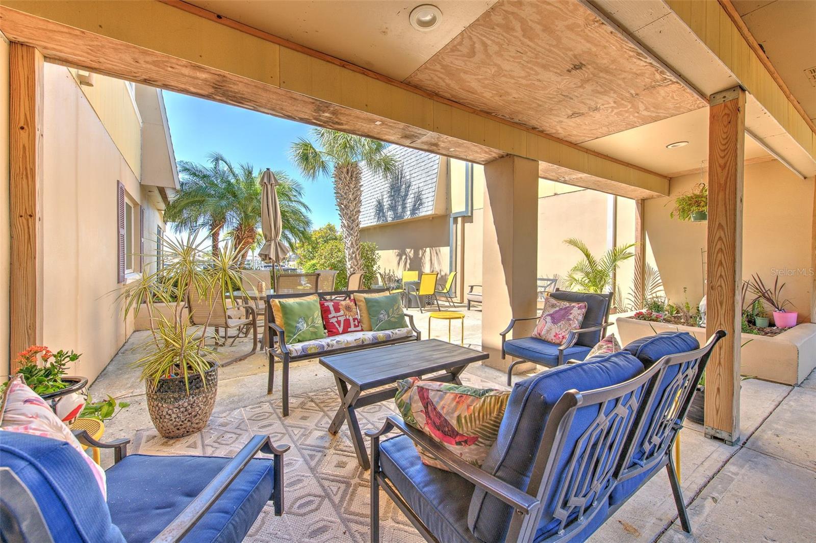 BAL HARBOUR CHATEAUX CONDOMINI - Residential