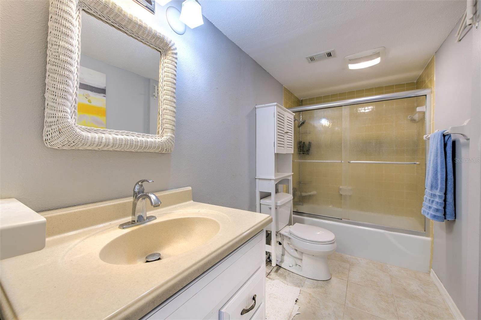 BAL HARBOUR CHATEAUX CONDOMINI - Residential