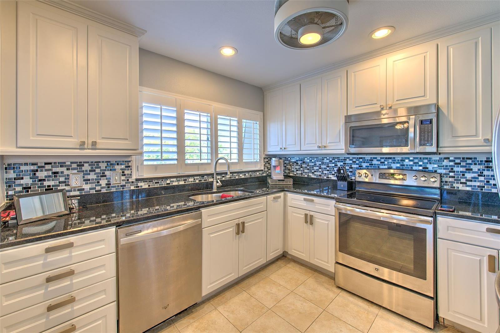 BAL HARBOUR CHATEAUX CONDOMINI - Residential