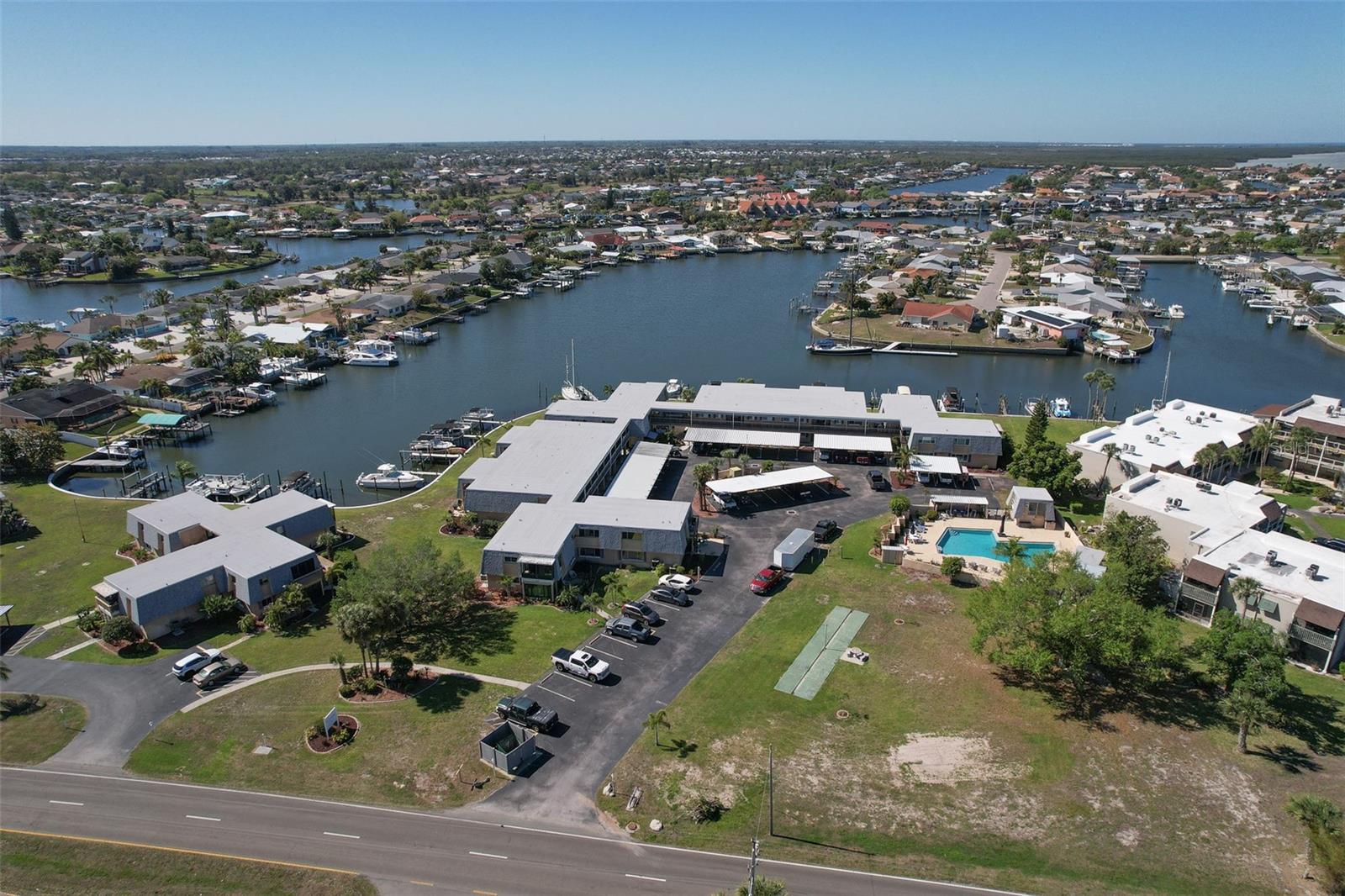 BAL HARBOUR CHATEAUX CONDOMINI - Residential