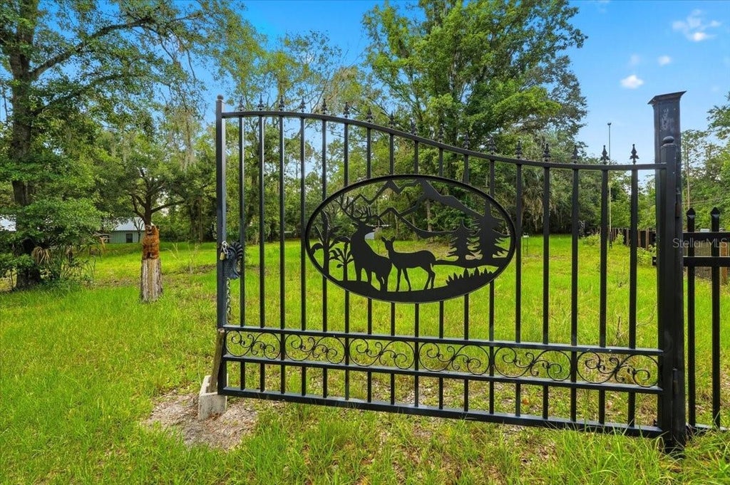 Photo of 1425 Pioneer Drive, Lakeland, FL 33809 (MLS # L4964033)