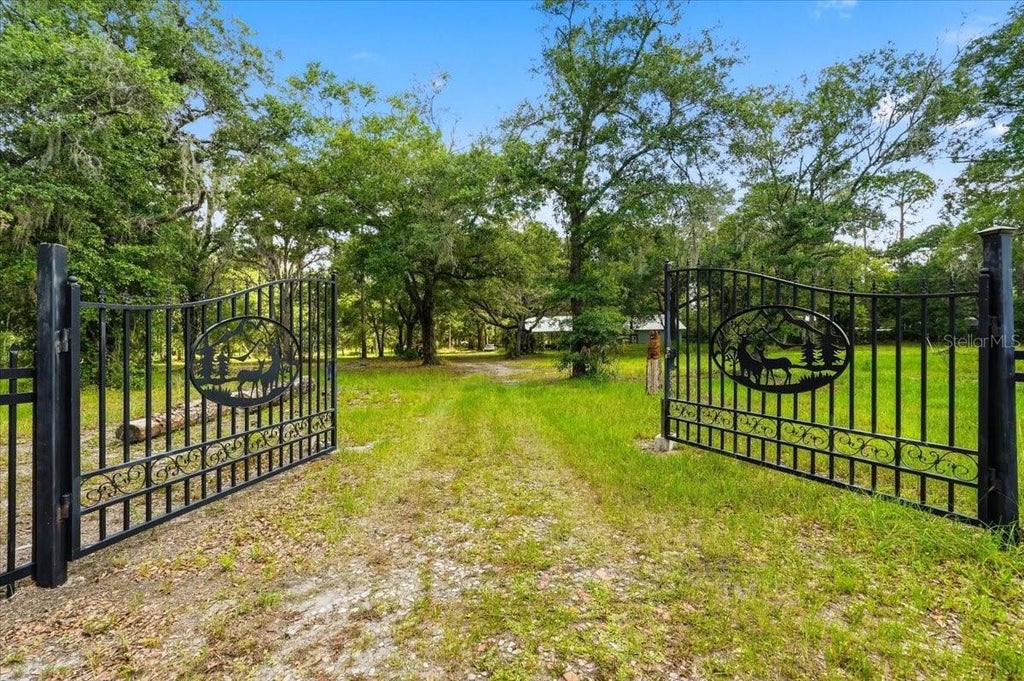 Photo of 1425 Pioneer Drive, Lakeland, FL 33809 (MLS # L4964033)