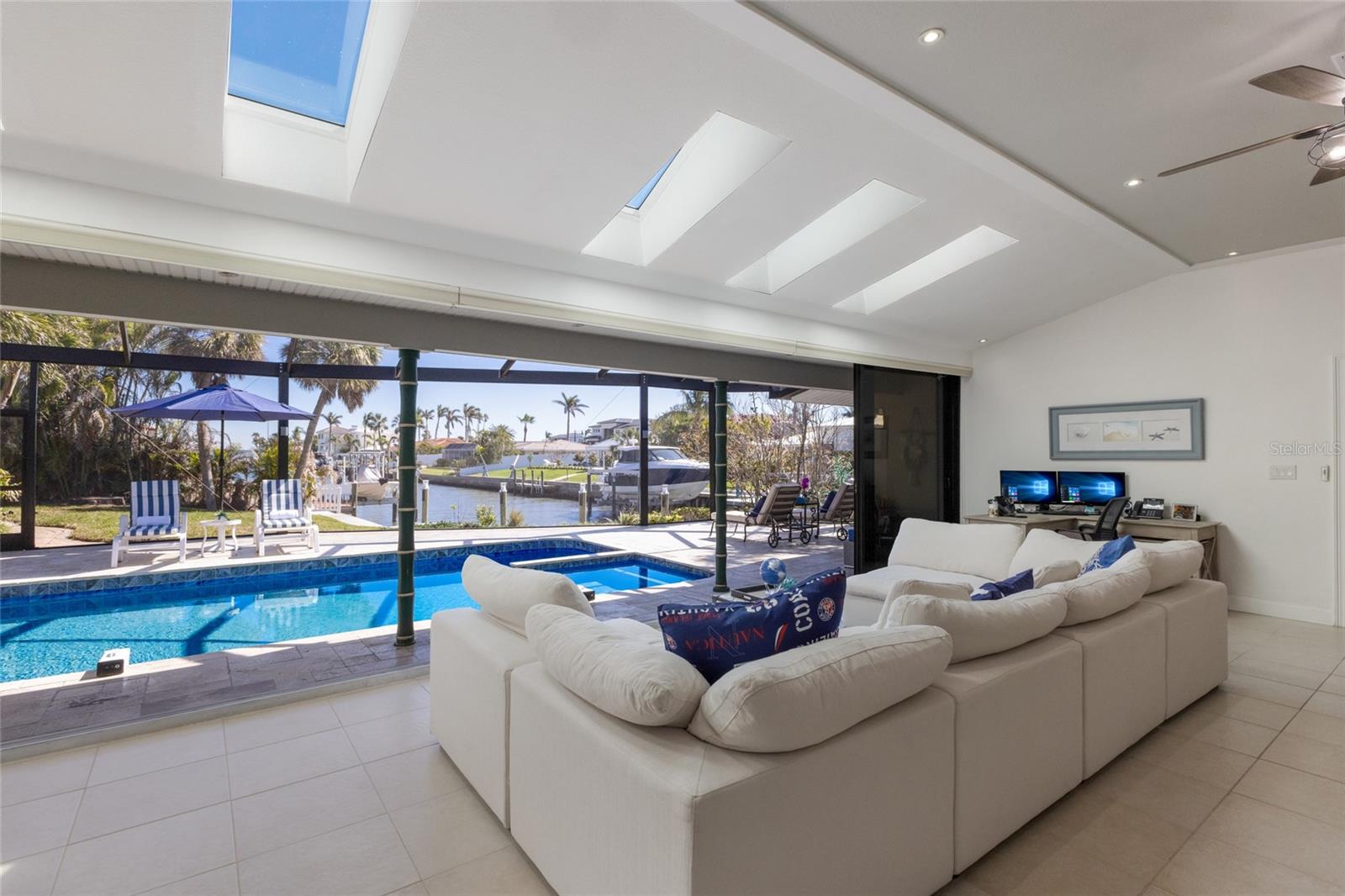 COUNTRY CLUB SHORES - Residential