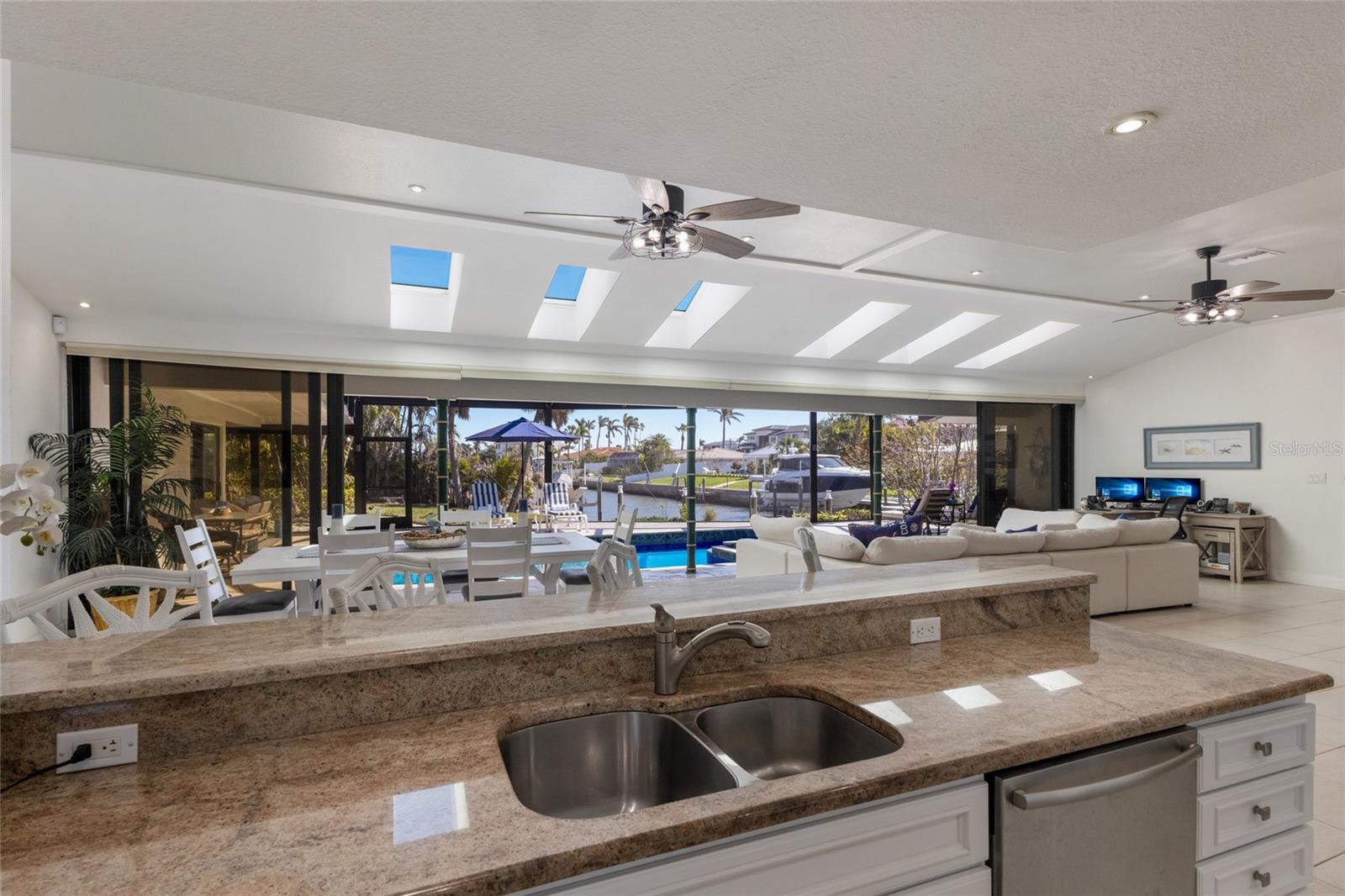 COUNTRY CLUB SHORES - Residential