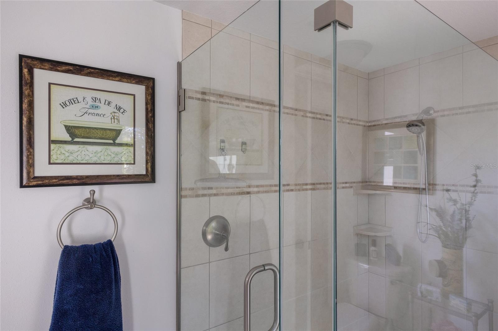 COUNTRY CLUB SHORES - Residential