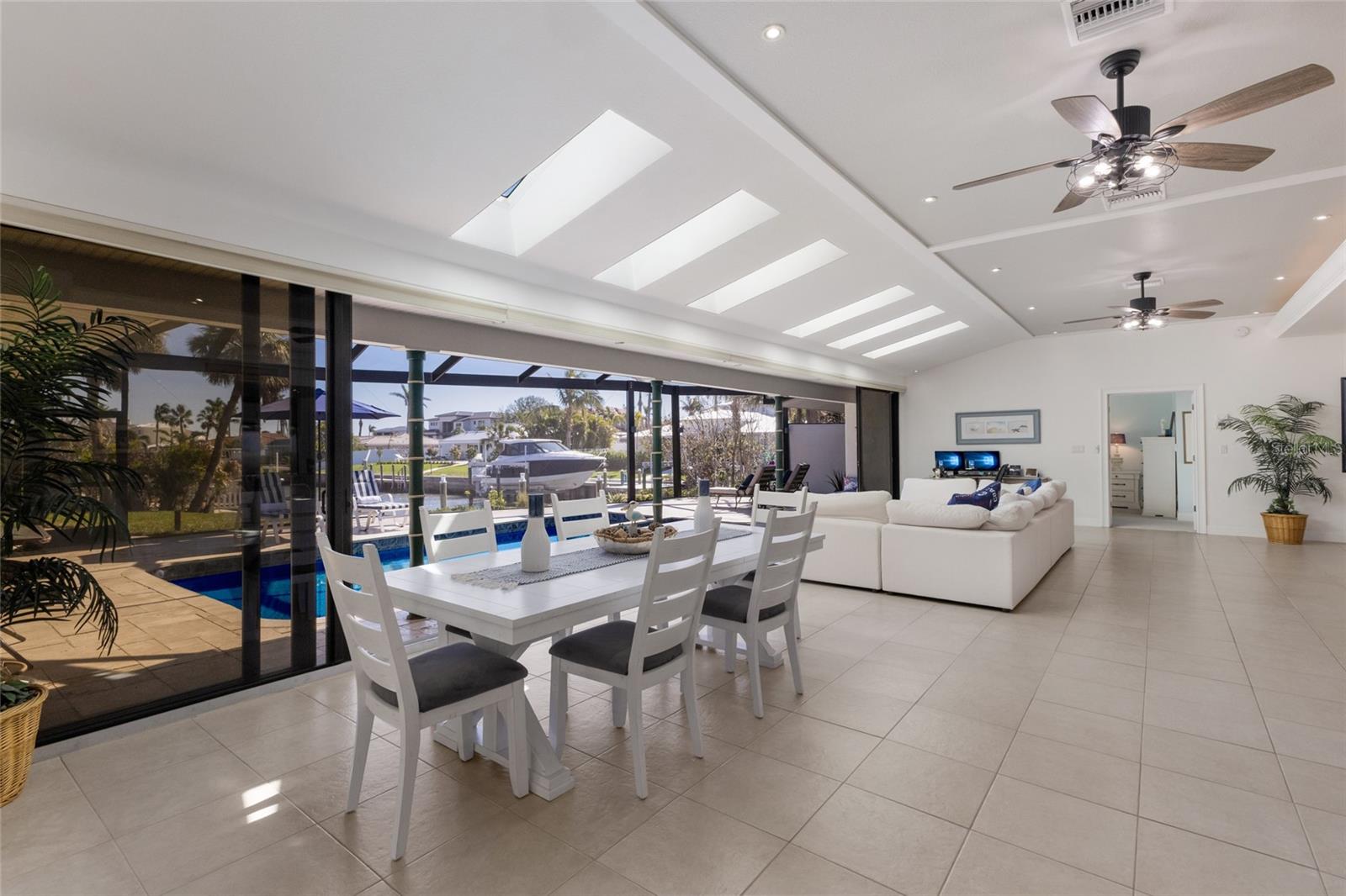 COUNTRY CLUB SHORES - Residential