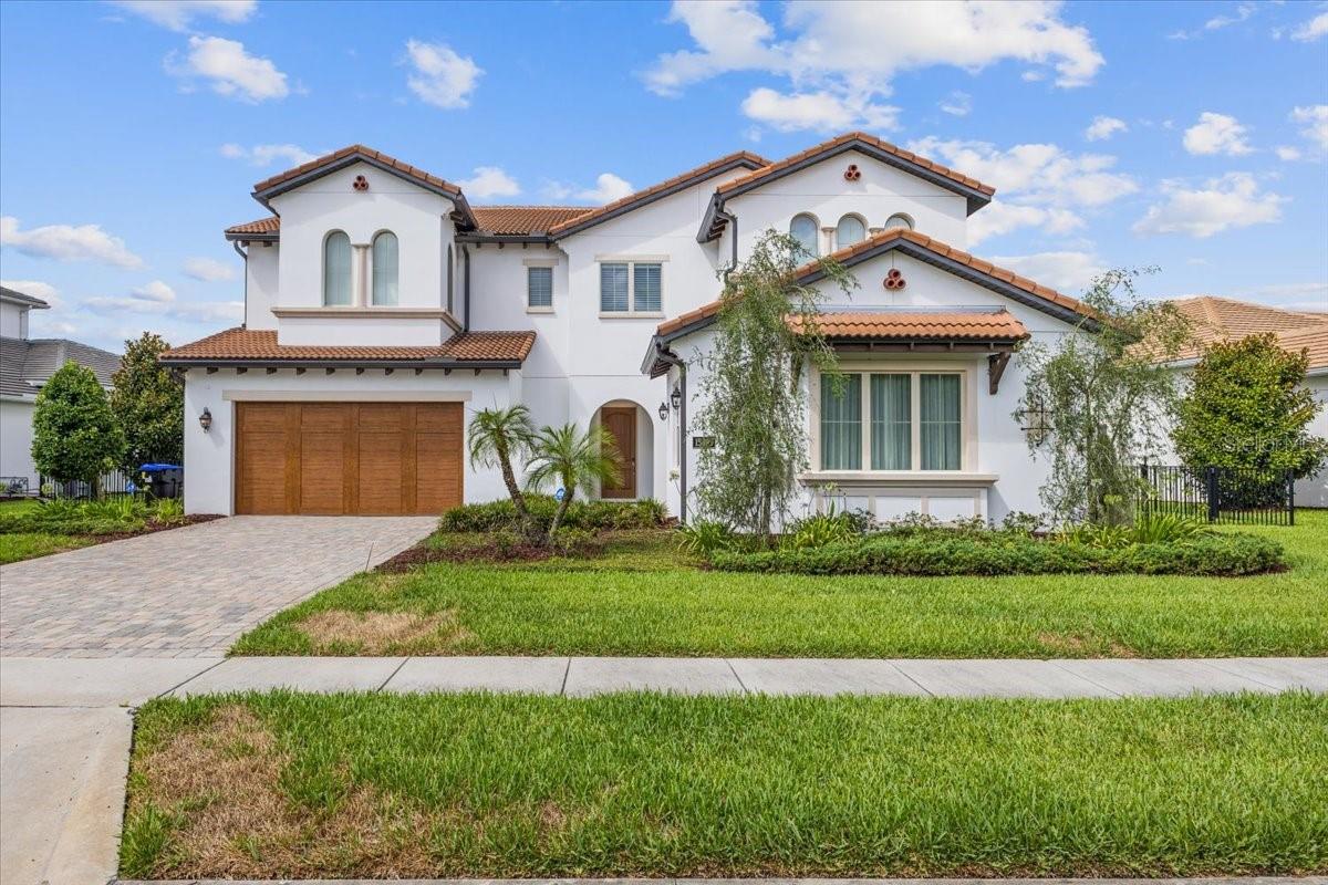 ELEGANCE or QUALITY? You can have both in this STUNNING residence at Lakeshore in Winter Garden, Florida, just minutes from DISNEY parks. This LAKEFRONT house impresses in every detail. All the MODERN work done on the walls using slatted wood panels, combined with lights, exudes LUXURY and good taste. These art wood panels enhance the BEAUTY and coziness of every space. * From the first floor, with its ample en-suite, office, and half baths, to the kitchen, dining room, and living room integrated into a SPACIOUS OPEN SPACE, every corner of this house exudes SOPHISTICATION. The outdoor area is simply magnificent, featuring an outdoor kitchen, deck, barbecue, TV, pool, and a spectacular view of the lake, making it perfect for entertainment and relaxation. * On the second floor, the residence continues to amaze with two complete suites and a spectacular master suite. The MASTER is a true retreat, with a custom designed closet, exceptional bathroom, standalone bathtub, large shower area, and a balcony offering stunning views of the POOL and LAKE. Additionally, there is a large bonus room/home theater and a laundry room, adding even more functionality and comfort. The quality of the materials and the customization of each space are evident, resulting in an environment that perfectly combines STYLE and functionality.
This is a UNIQUE OPPORTUNITY to acquire a residence that is the perfect blend of elegance and quality, situated in a prime location and 10 minutes away from DISNEY WORLD. Look at the pictures, as they say: "A picture is worth a thousand words." Don't waste any time and come visit this exceptional home. Your dream home awaits!