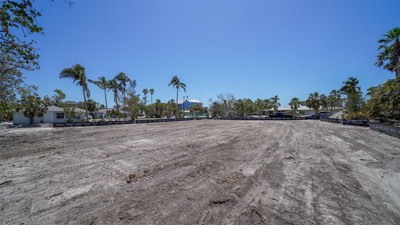 SLEEPY LAGOON - Land