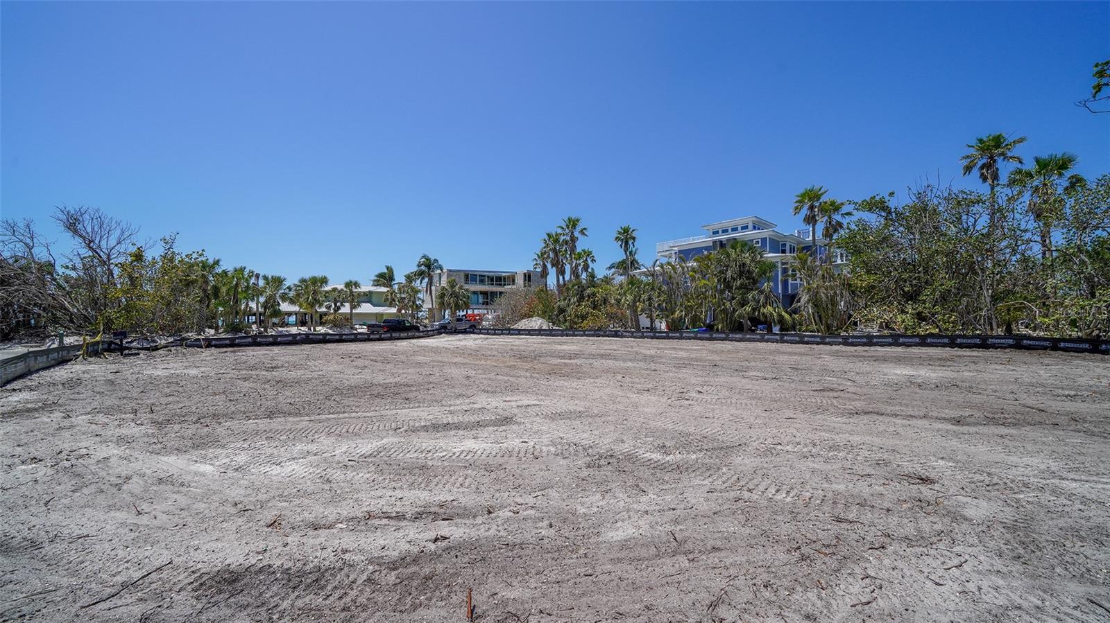 SLEEPY LAGOON - Land